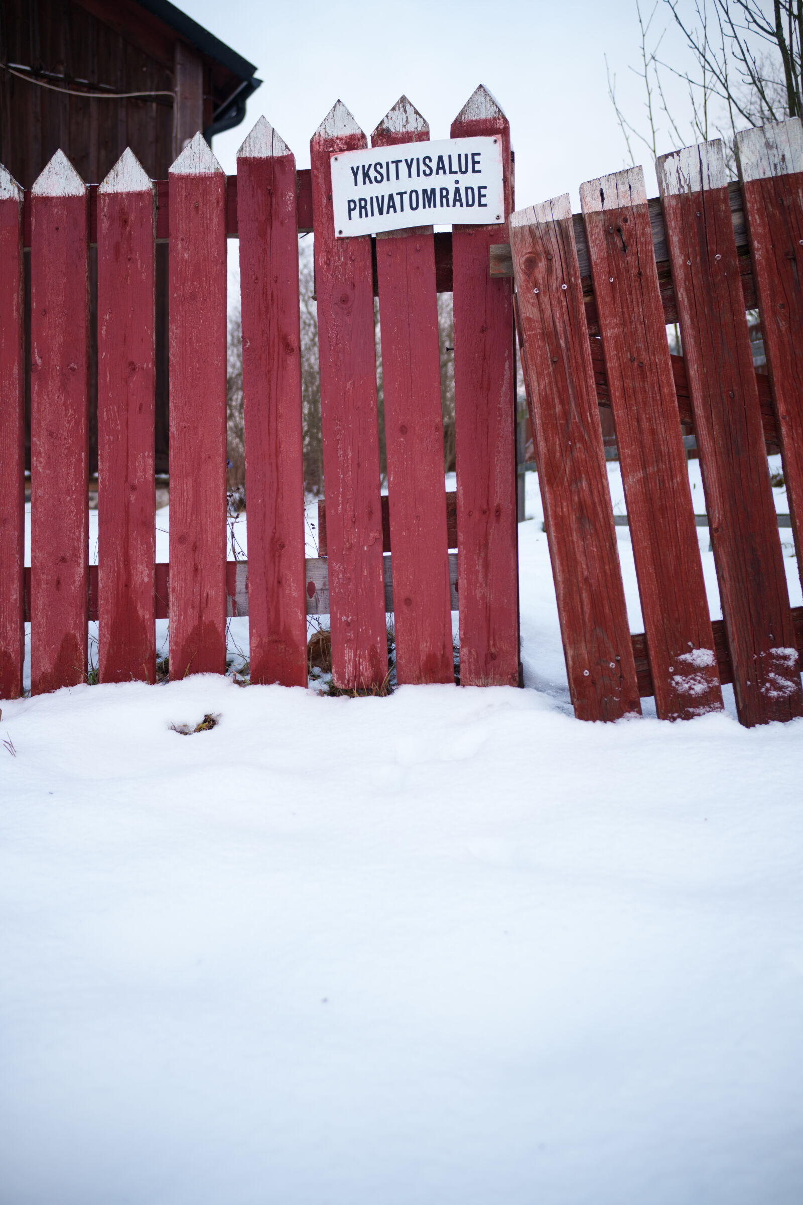 Samyang Remaster Slim 28mm F3.5 sample photo. Private fence photography