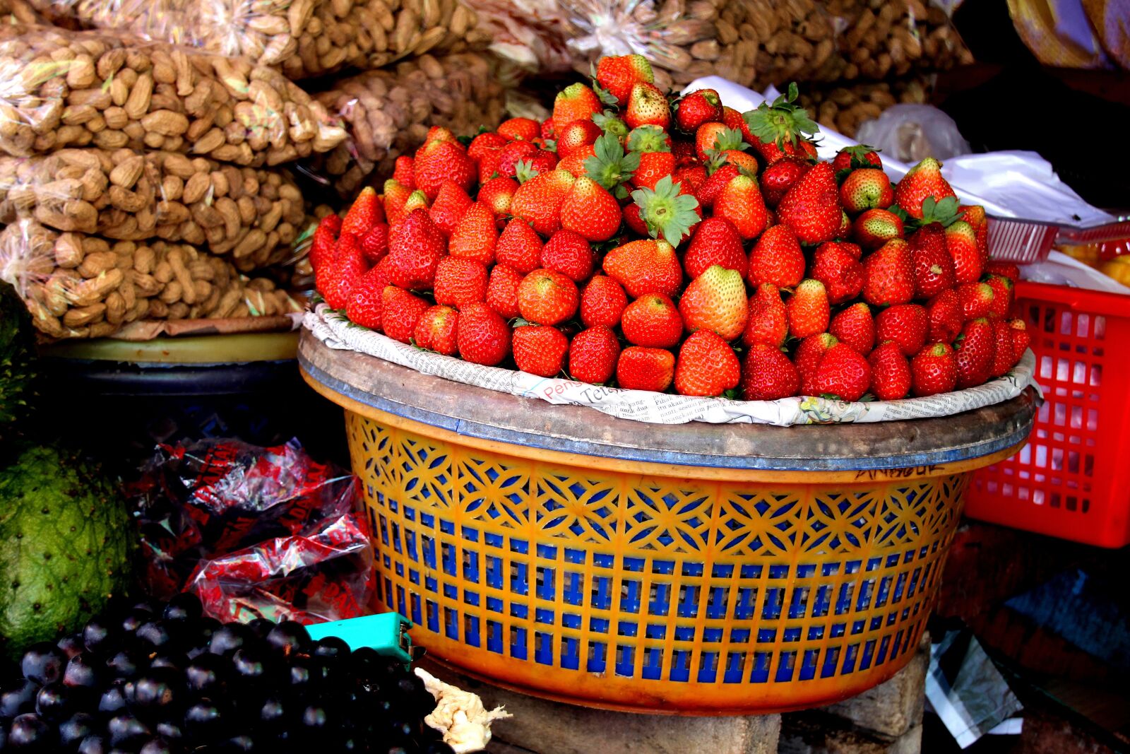 Canon EOS 700D (EOS Rebel T5i / EOS Kiss X7i) sample photo. Strawberries, basket, decoration photography