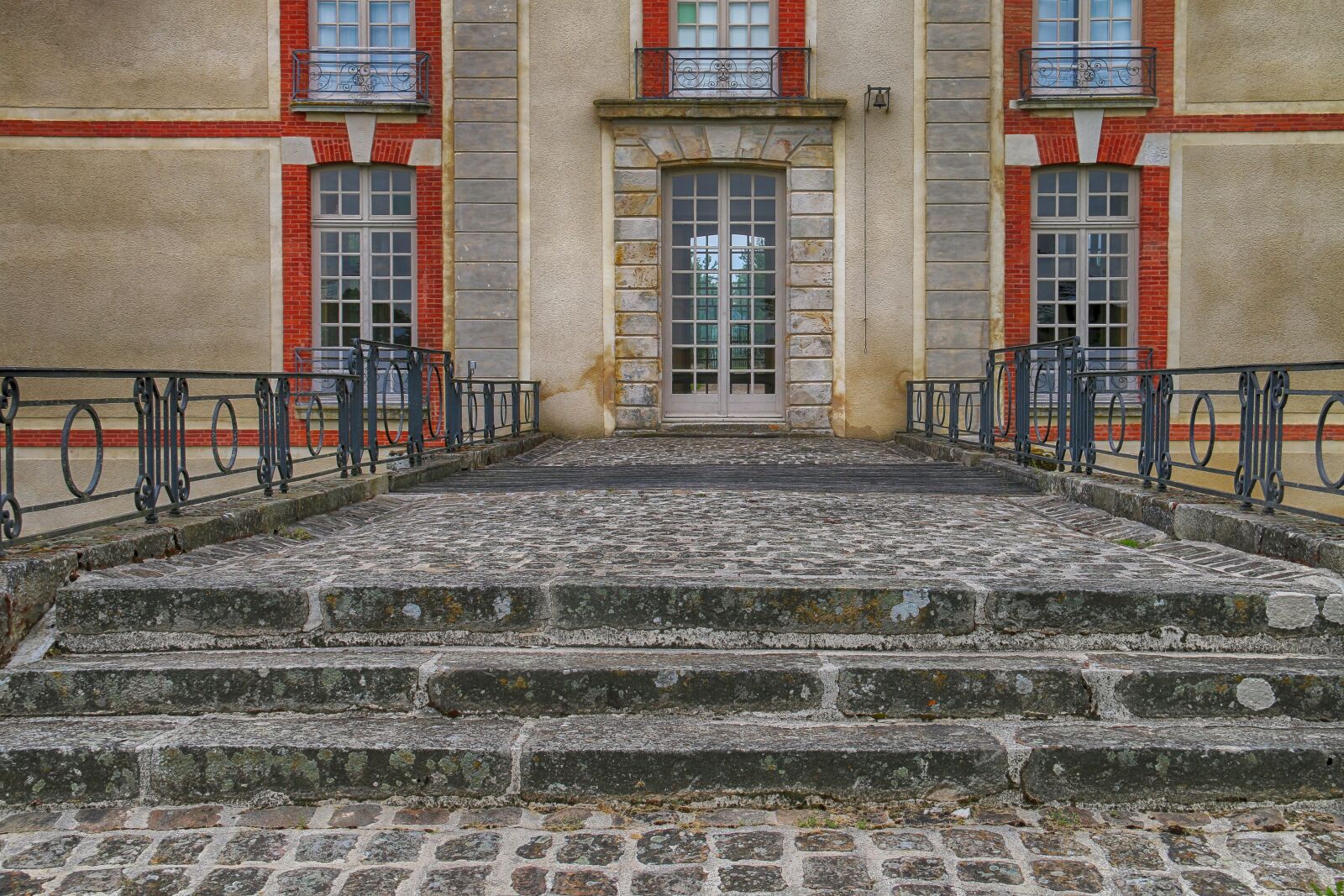 Canon EF-S 18-200mm F3.5-5.6 IS sample photo. Markets, castle, renaissance photography