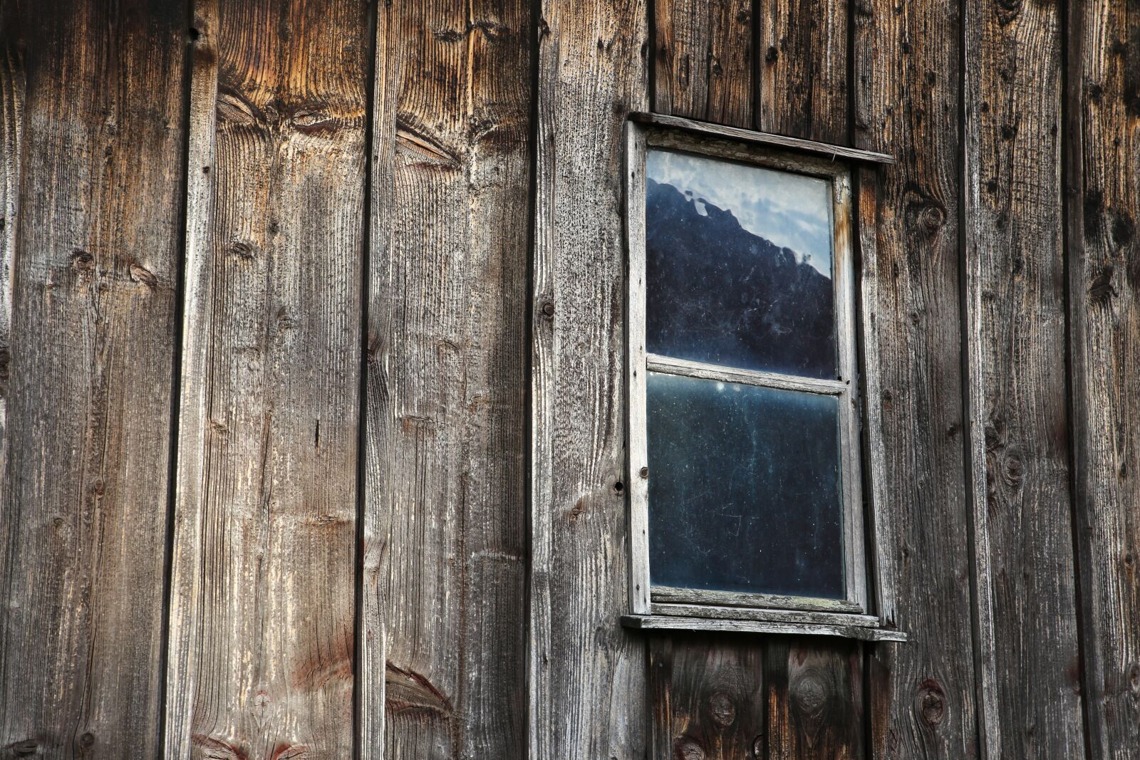 Canon EF 24-105mm F4L IS II USM sample photo. Wooden windows, wood shed photography