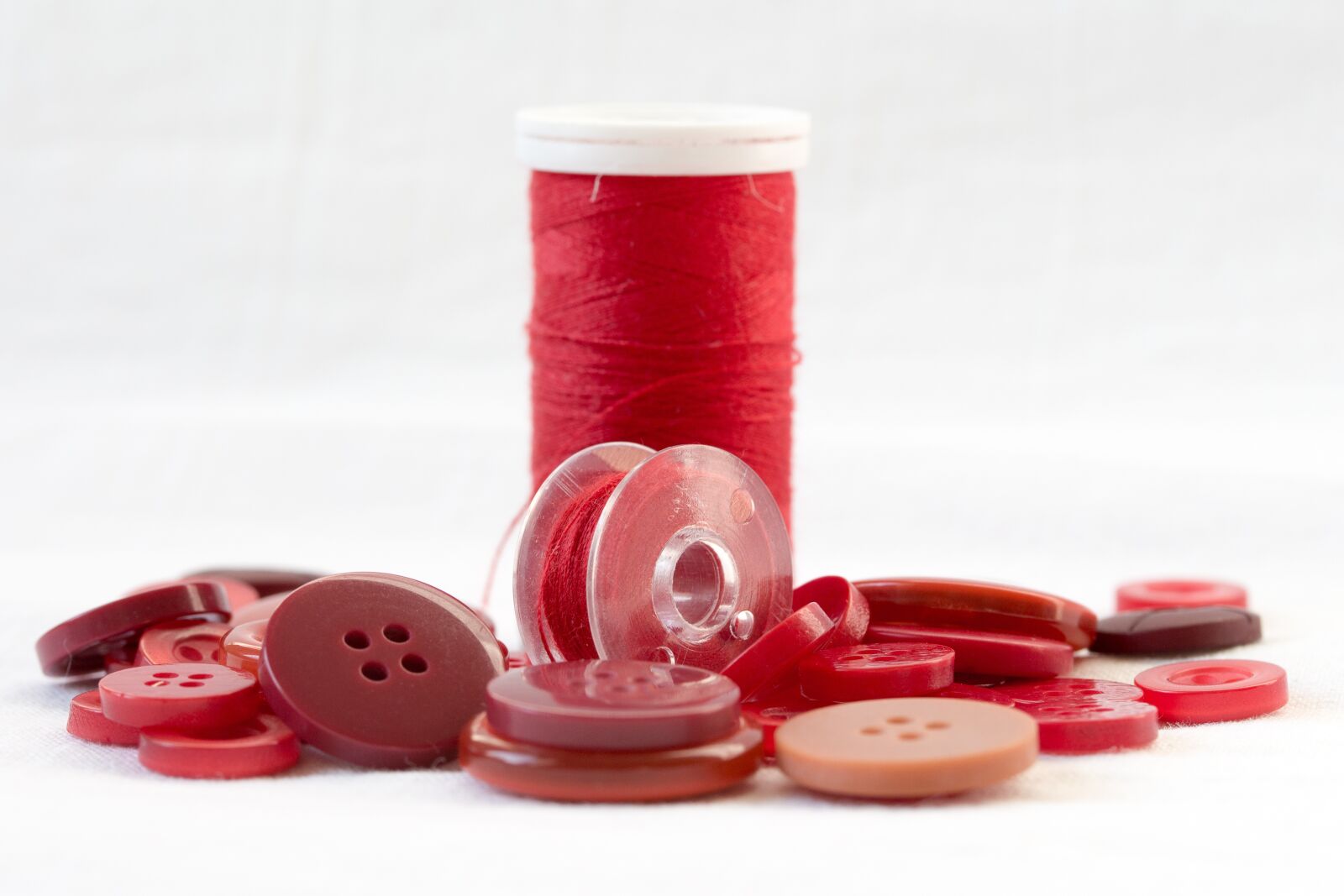 Canon EF-S 60mm F2.8 Macro USM sample photo. Thread, red, orb photography