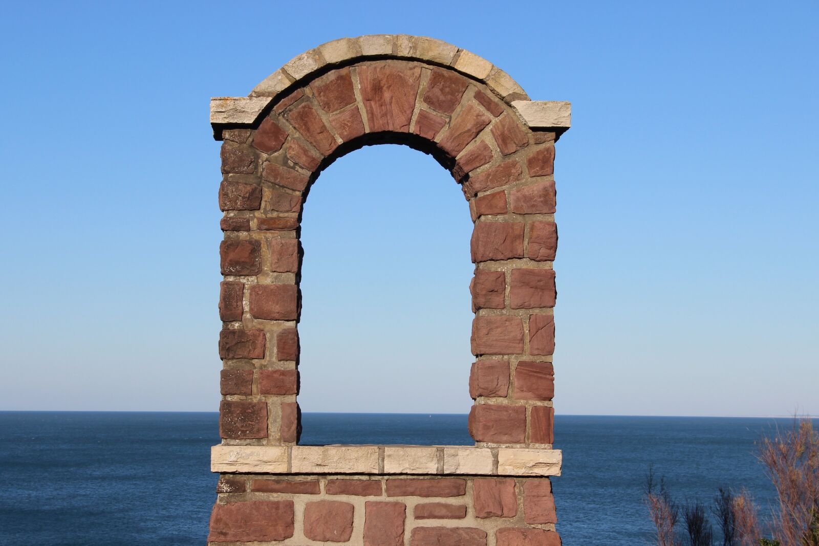 Canon EF-S 18-55mm F3.5-5.6 II sample photo. Door on the ocean photography
