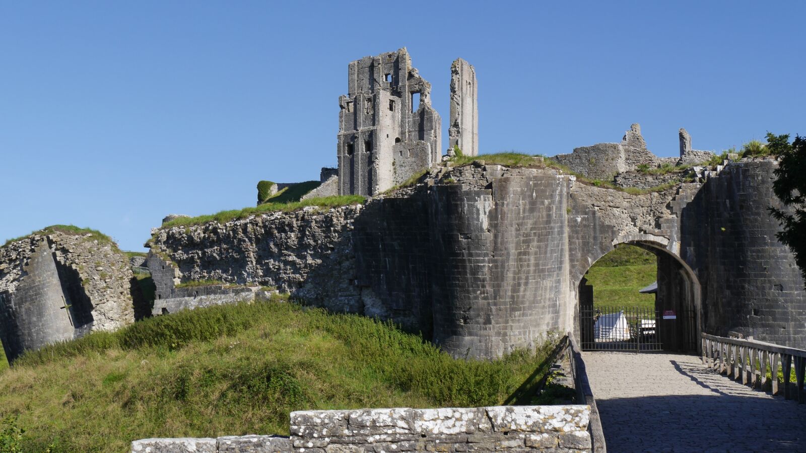 Panasonic Lumix DMC-G6 sample photo. Corfe caste gb, ruin photography