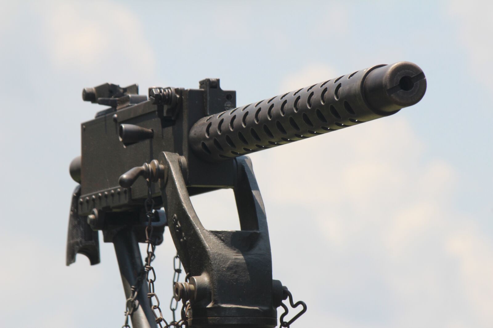 Canon EOS 600D (Rebel EOS T3i / EOS Kiss X5) sample photo. Machine gun, gun, military photography