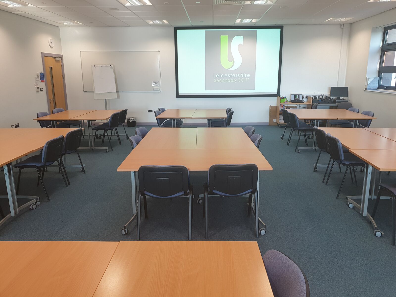 Samsung Galaxy S9 sample photo. Board, projector, tables photography