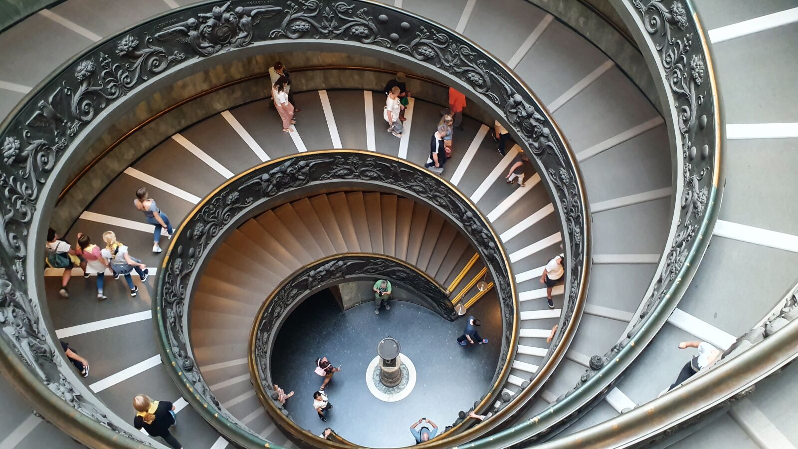 Samsung Galaxy S10e sample photo. Rome, vatican museum, spiral photography