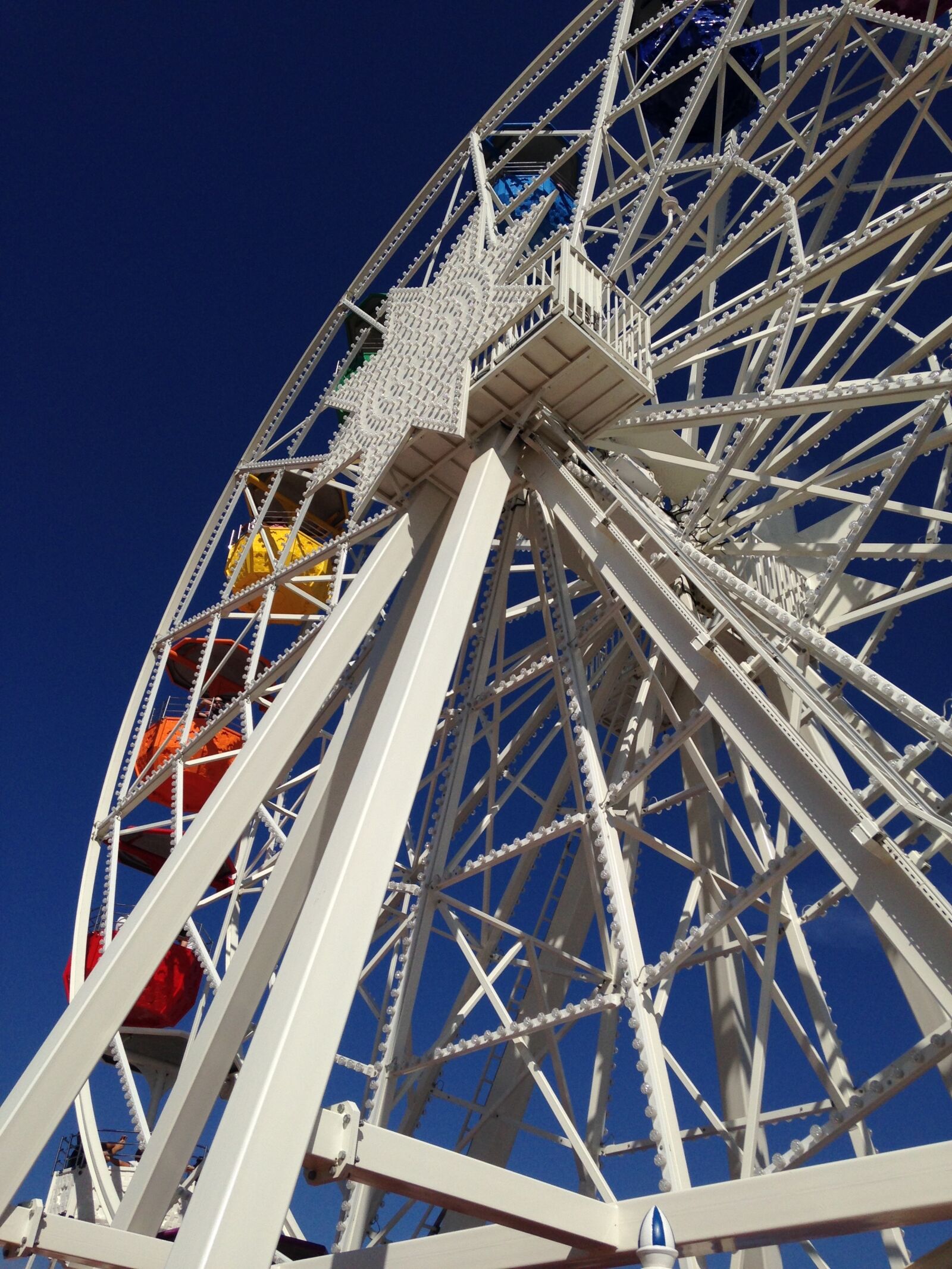 Apple iPhone 5c + iPhone 5c back camera 4.12mm f/2.4 sample photo. Joystick, ferris wheel, height photography
