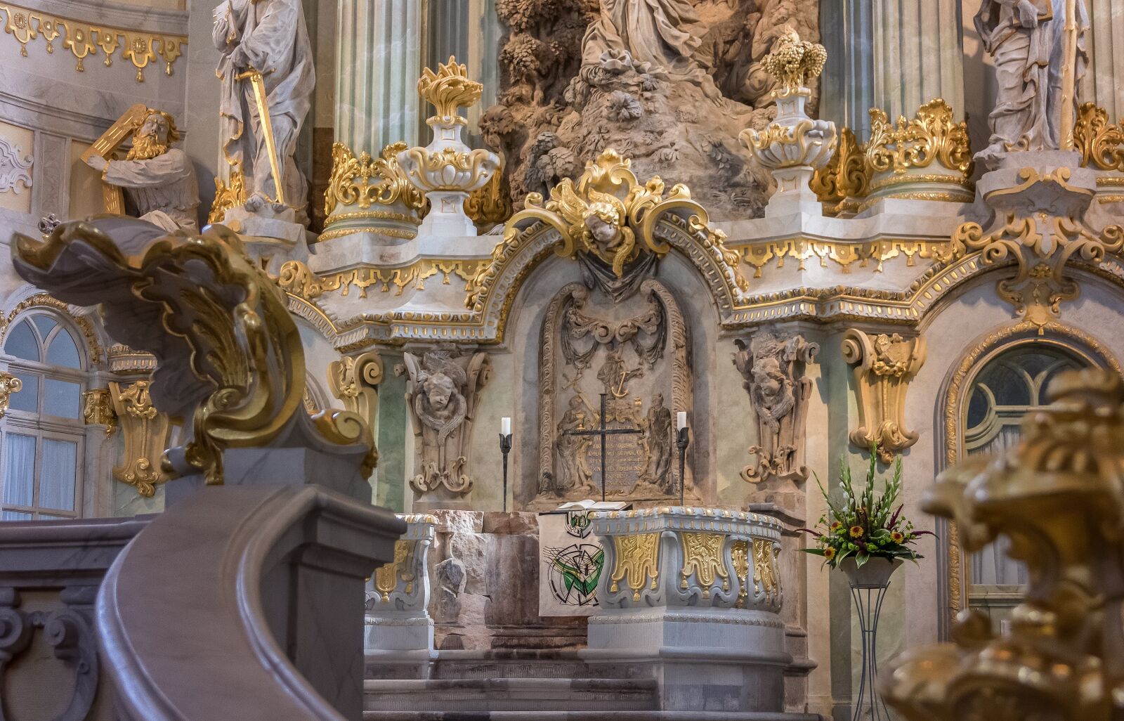 Canon EF-S 18-135mm F3.5-5.6 IS sample photo. Frauenkirche, dresden, altar photography