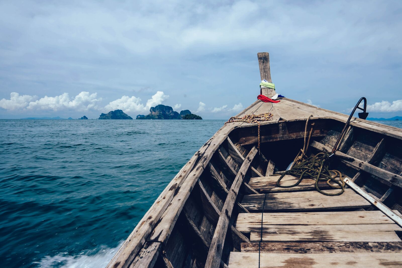 Sony a7 II + Sony FE 24-240mm F3.5-6.3 OSS sample photo. Boat, island, ocean photography