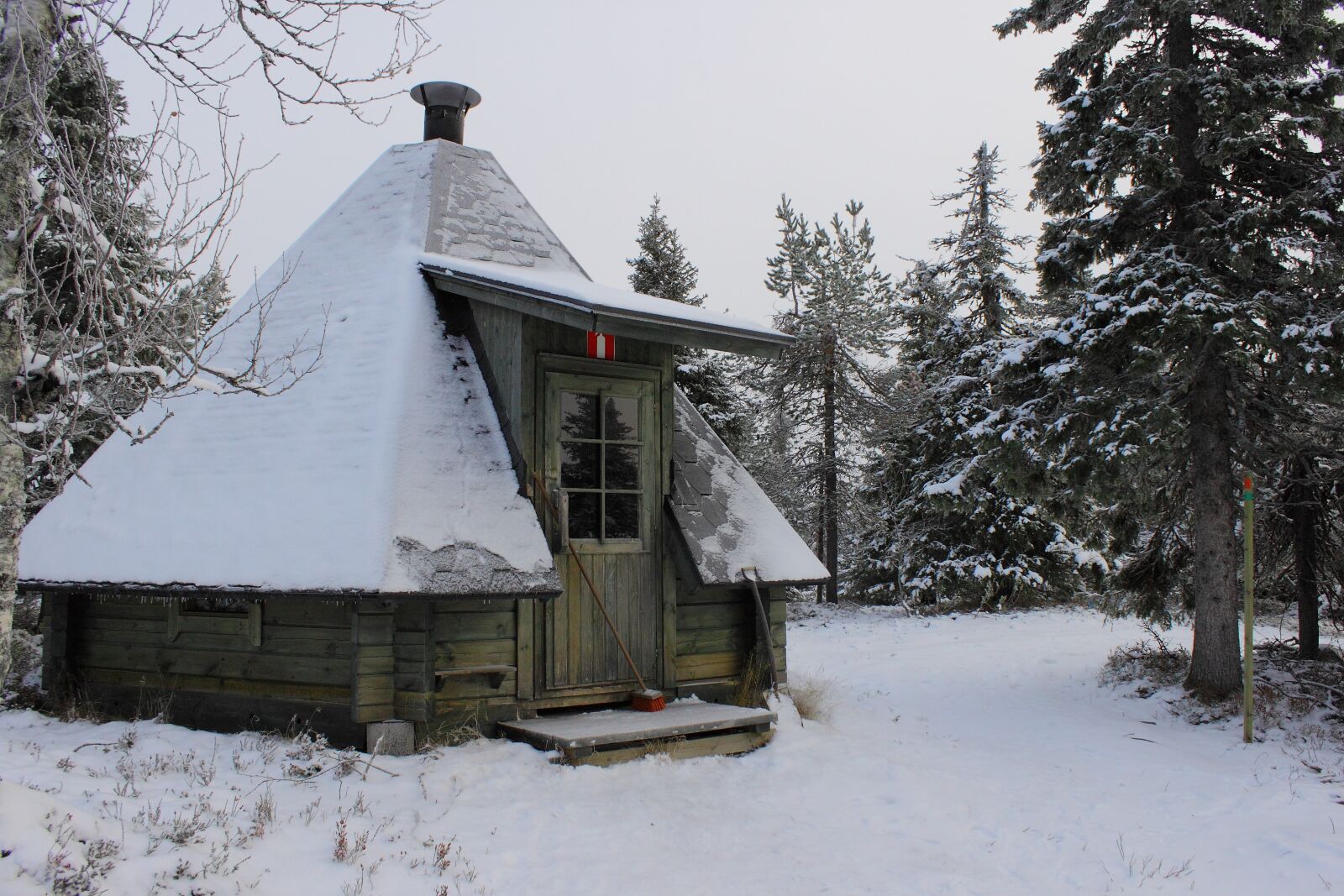 Canon EOS 500D (EOS Rebel T1i / EOS Kiss X3) sample photo. Winter, lapland, cottage photography