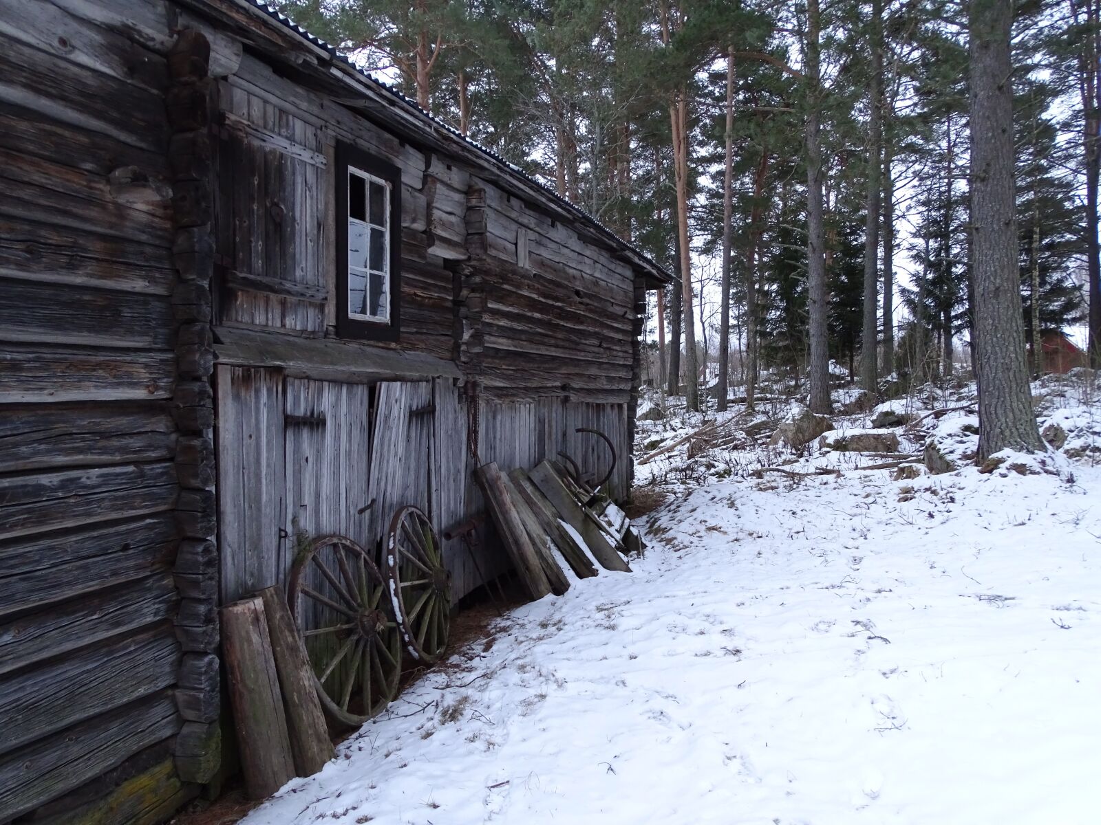 Sony Cyber-shot DSC-HX400V sample photo. Sweden, barn, winter photography