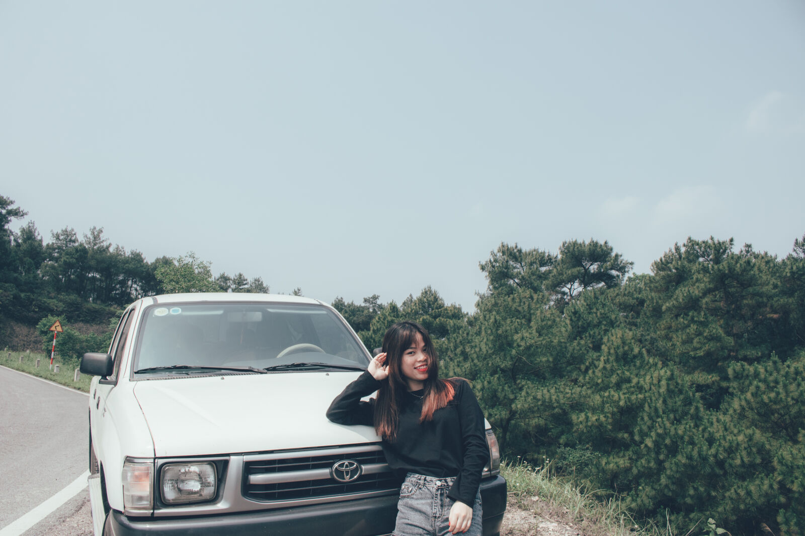 Canon EOS 750D (EOS Rebel T6i / EOS Kiss X8i) sample photo. Asian, girl, camping, hill photography