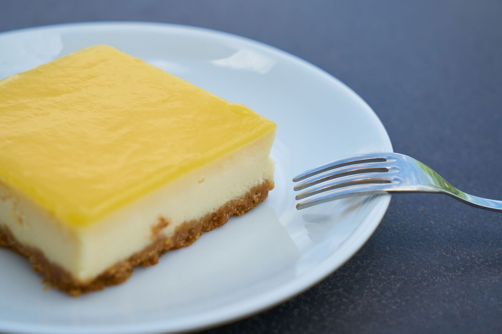 Sony a7R II + Sony Vario Tessar T* FE 24-70mm F4 ZA OSS sample photo. Cake, lemon, sweet photography