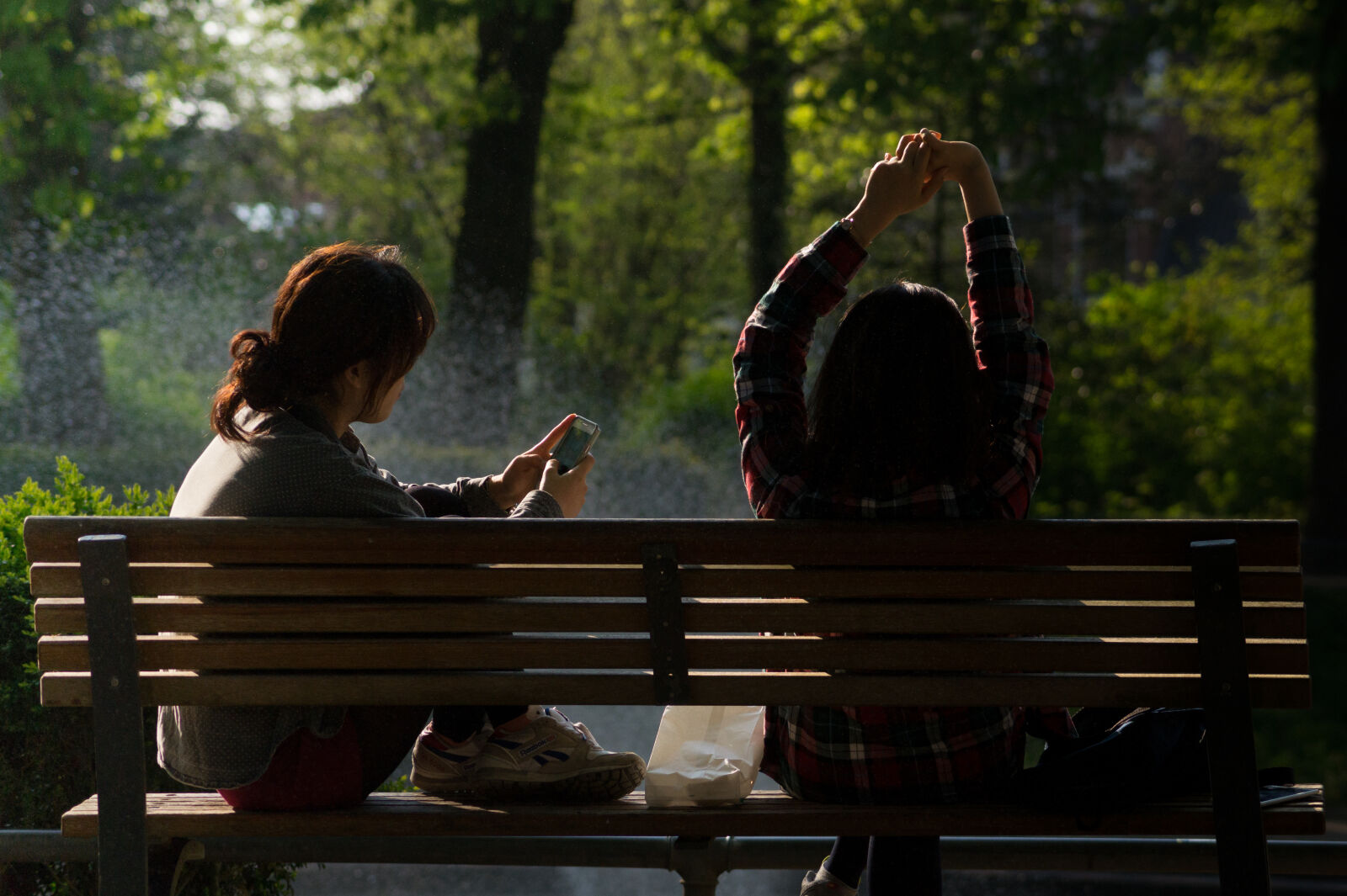 Sony DT 55-200mm F4-5.6 SAM sample photo. Bench, people, smartphone, sun photography