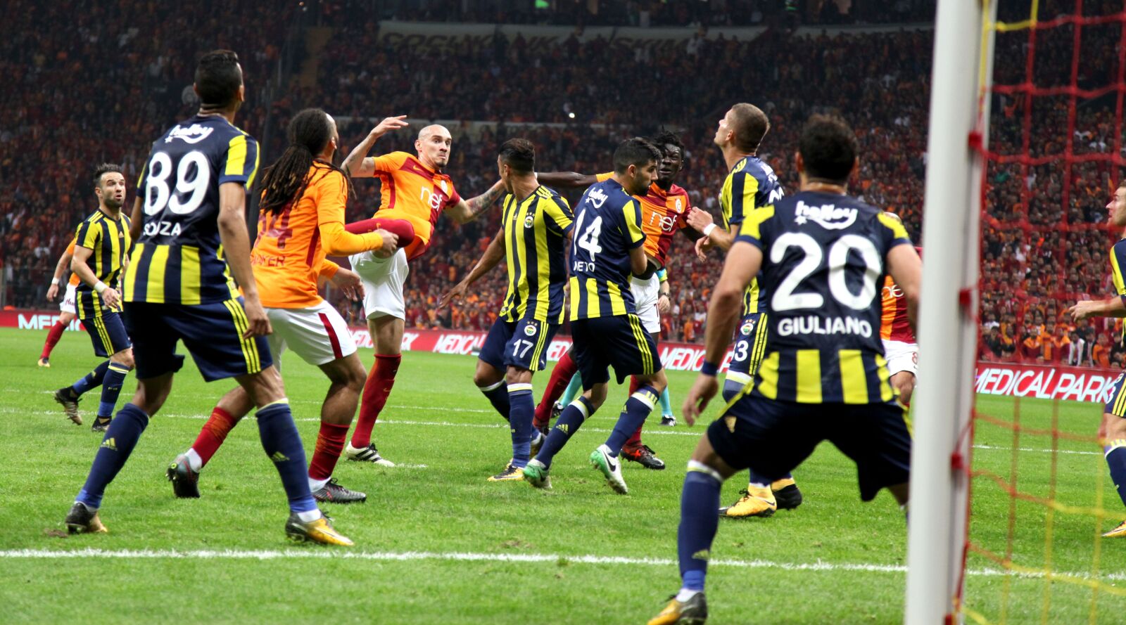 Canon EOS 5D Mark II sample photo. Galatasaray, fenerbahce, derby photography