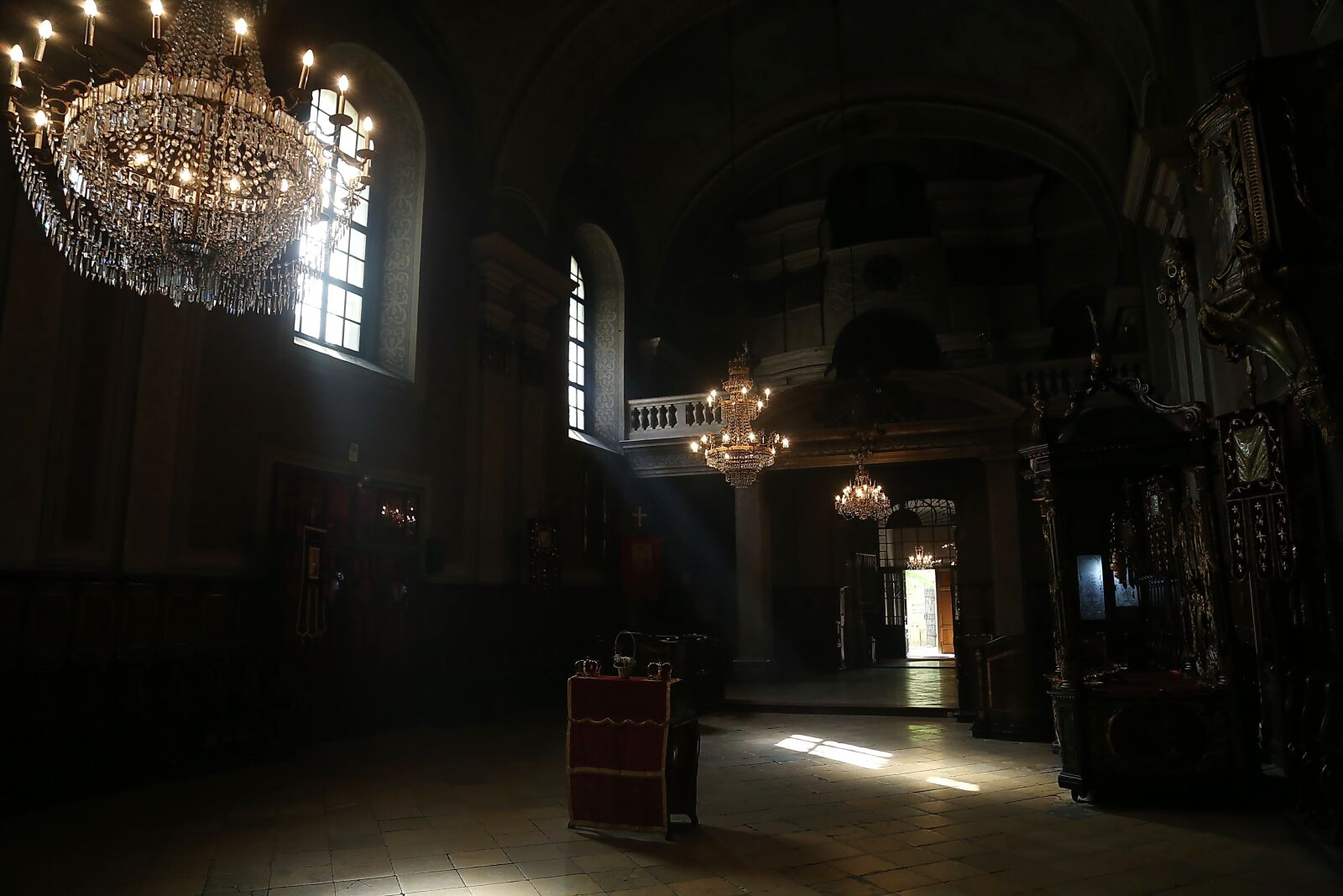 Canon EOS 6D sample photo. Shadow, darkness, church, spirituality photography