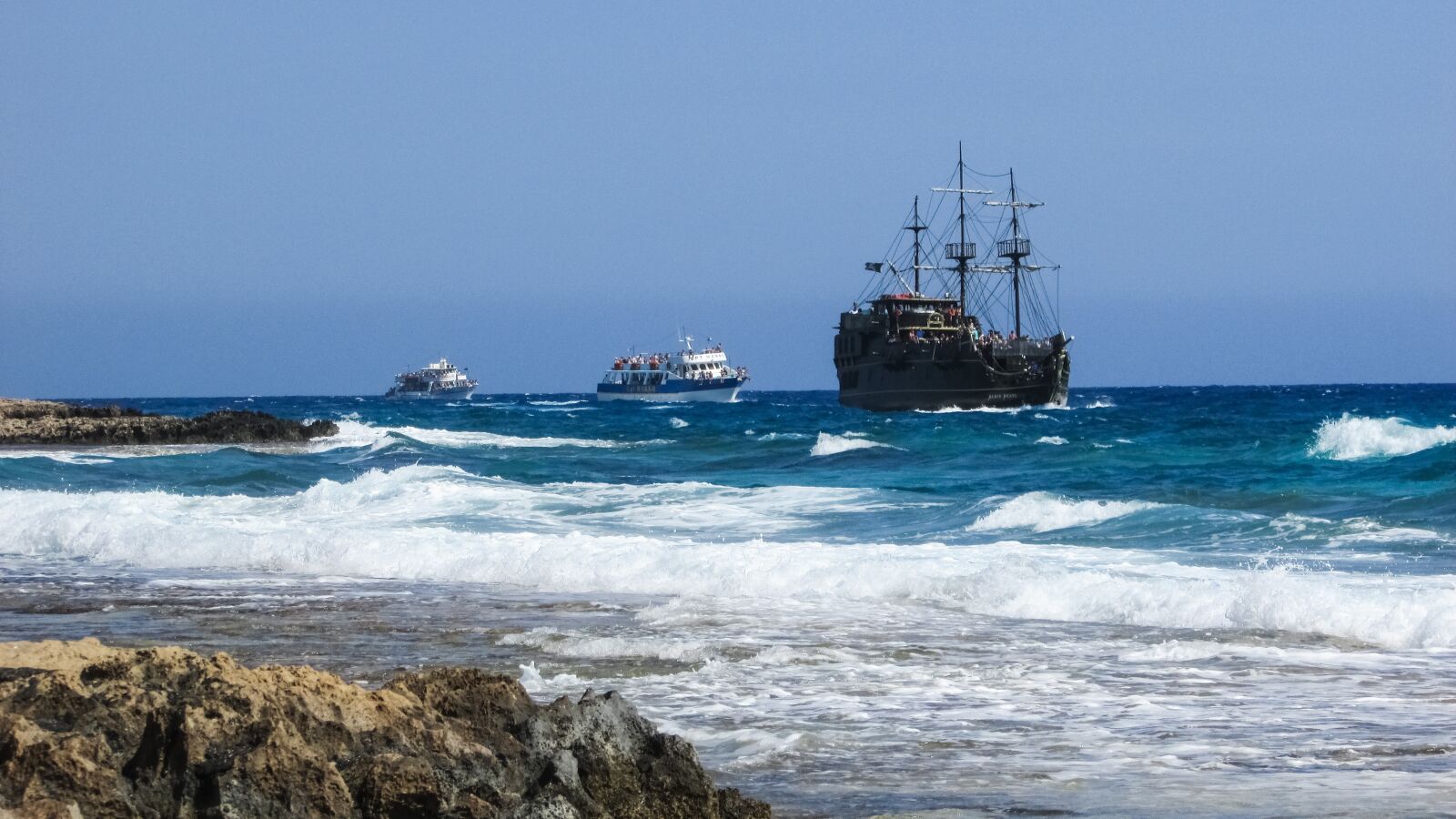 Canon PowerShot SX400 IS sample photo. Cruise boat, sea, waves photography