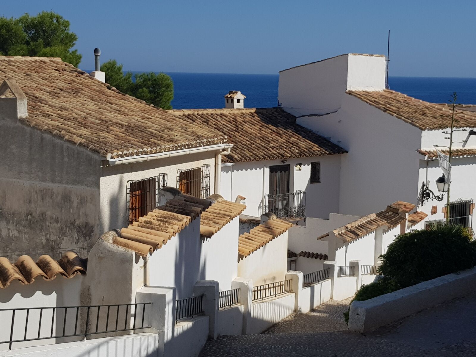Samsung Galaxy S8+ sample photo. White houses, spain, white photography