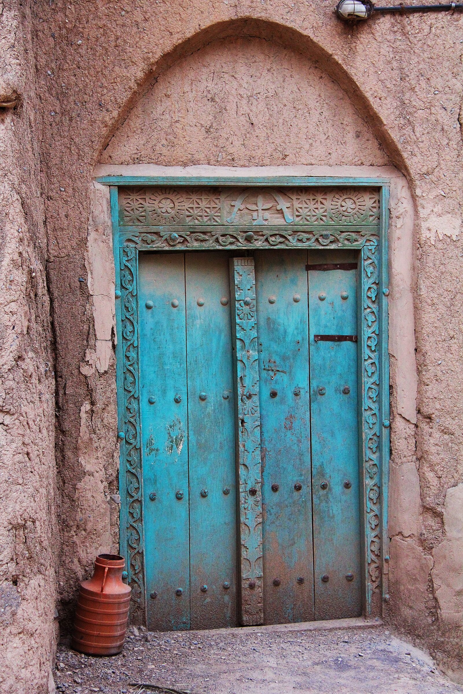 Canon EF-S 18-200mm F3.5-5.6 IS sample photo. Door, architecture, old photography