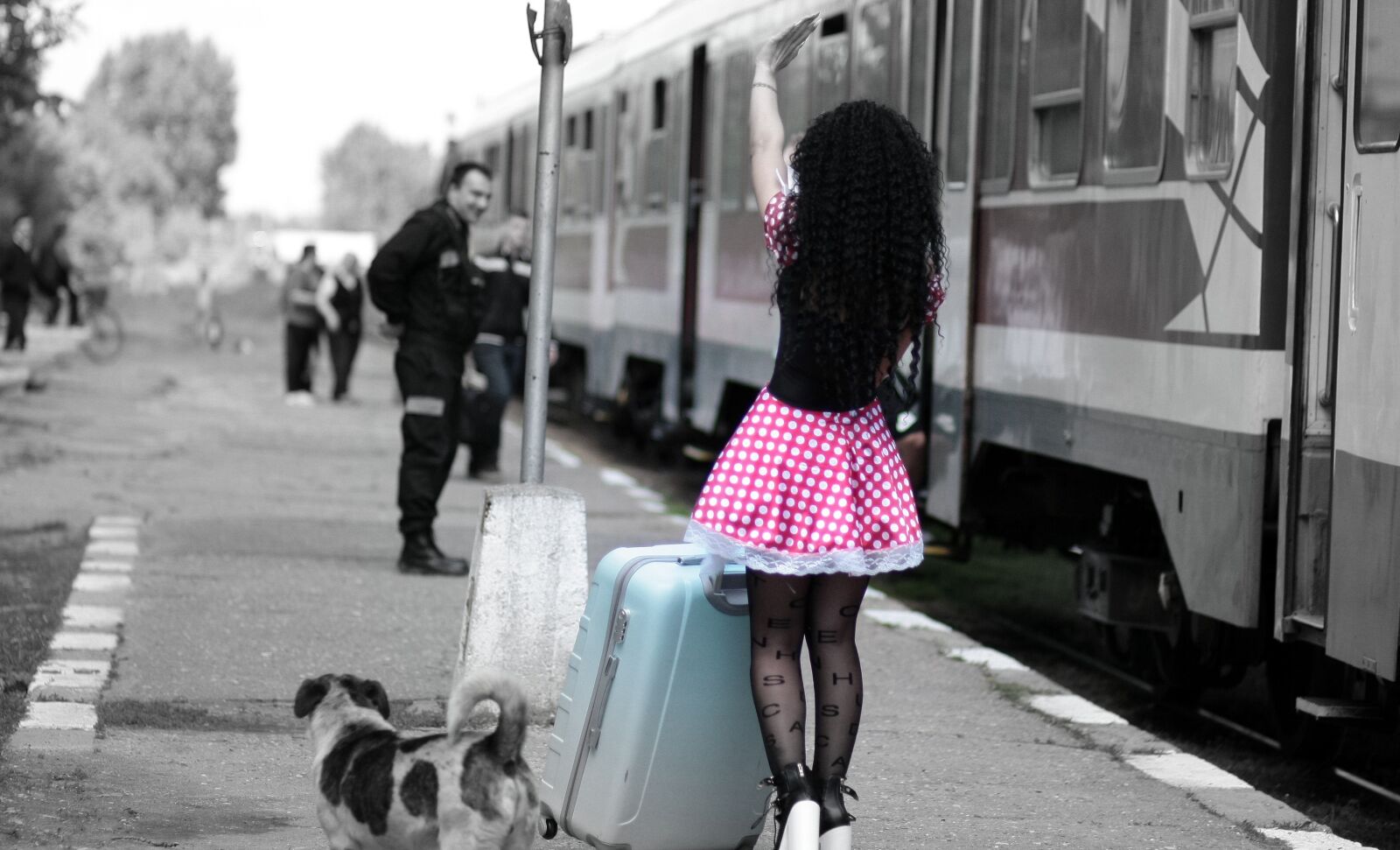 Canon EOS 450D (EOS Rebel XSi / EOS Kiss X2) sample photo. Girl, train station, baggage photography