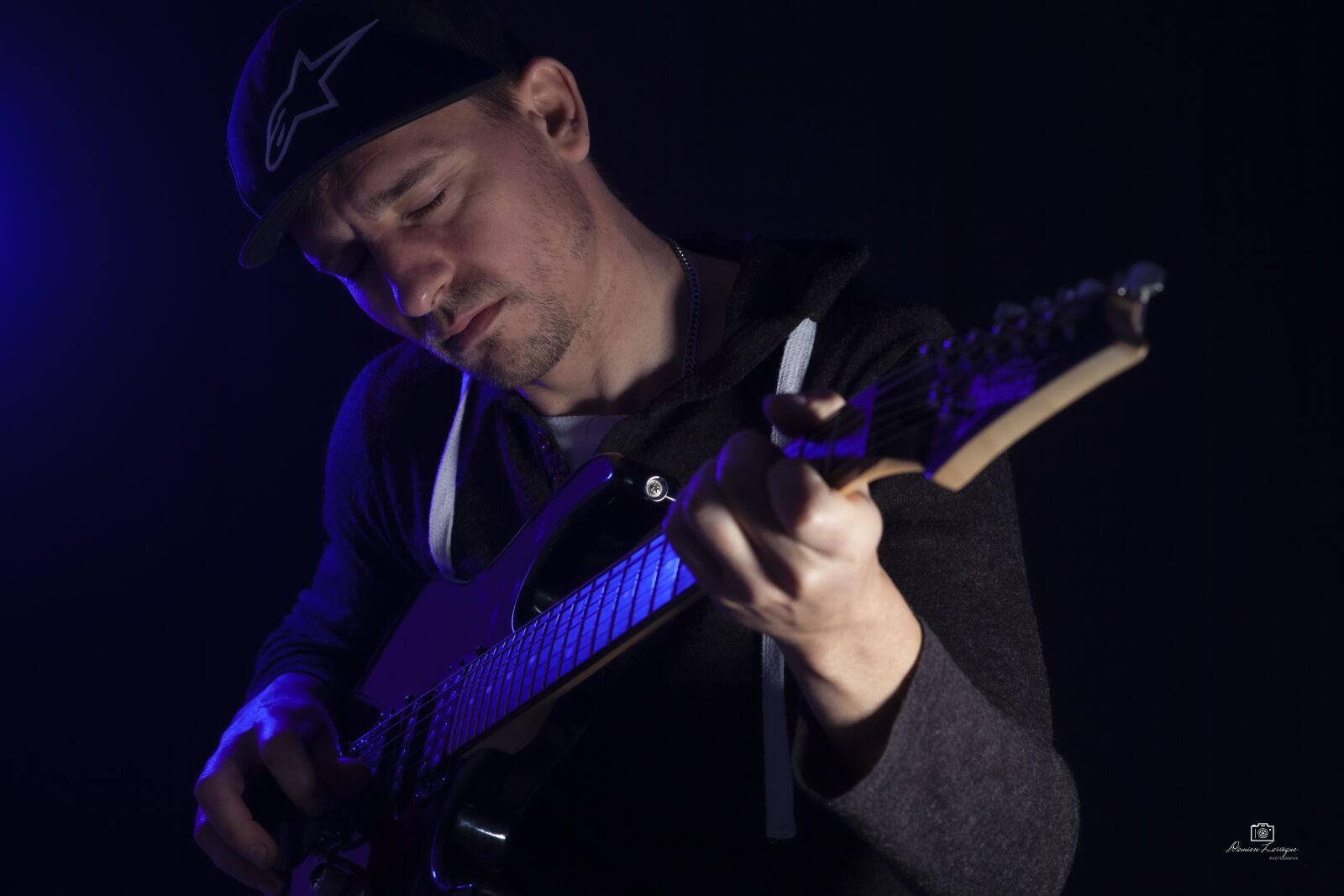 Canon EOS 5D Mark II sample photo. Homme guitariste, fond noir photography