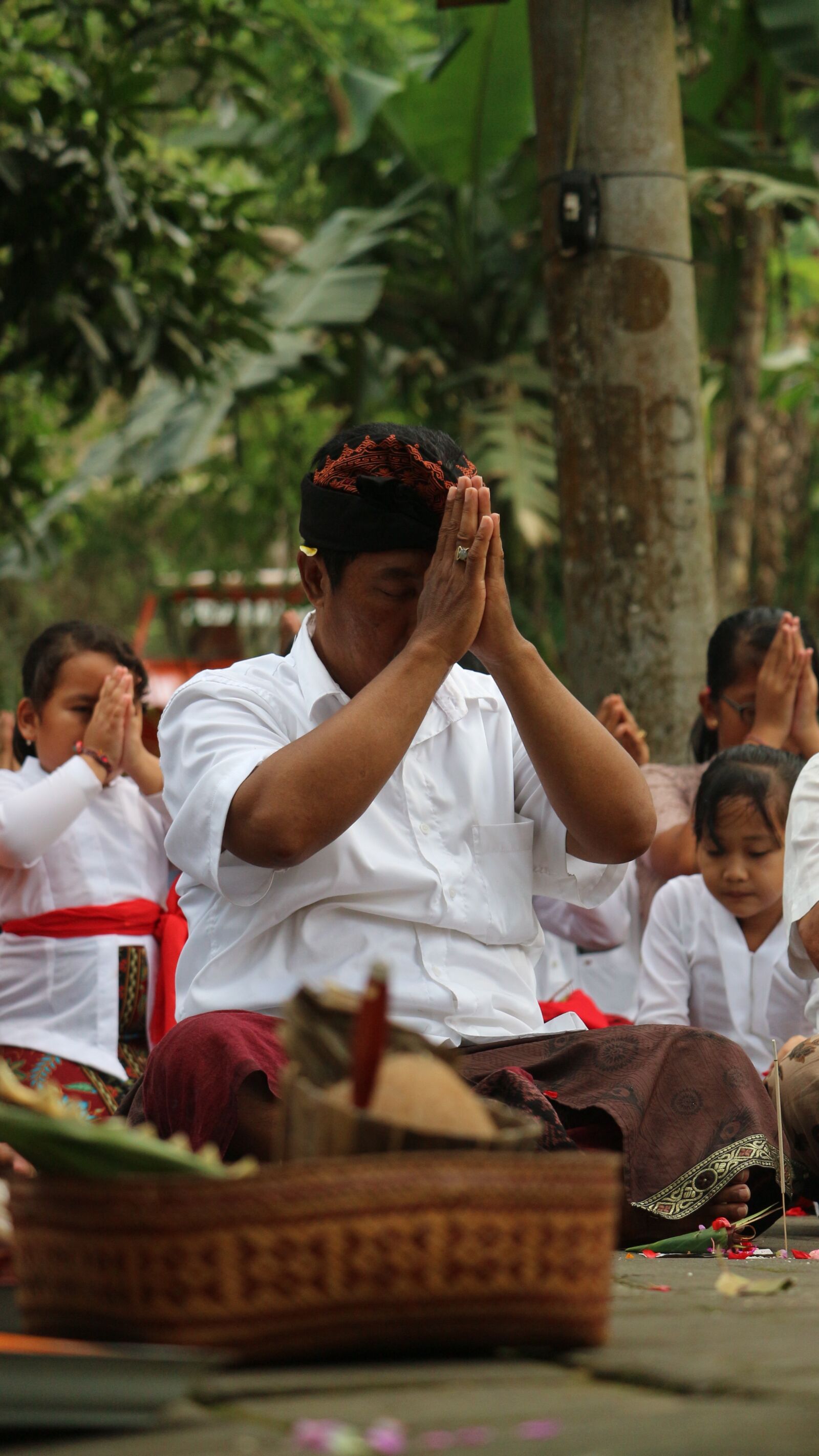 Canon EOS M10 + Canon EF-S 55-250mm F4-5.6 IS STM sample photo. Prayer, praying, bali photography