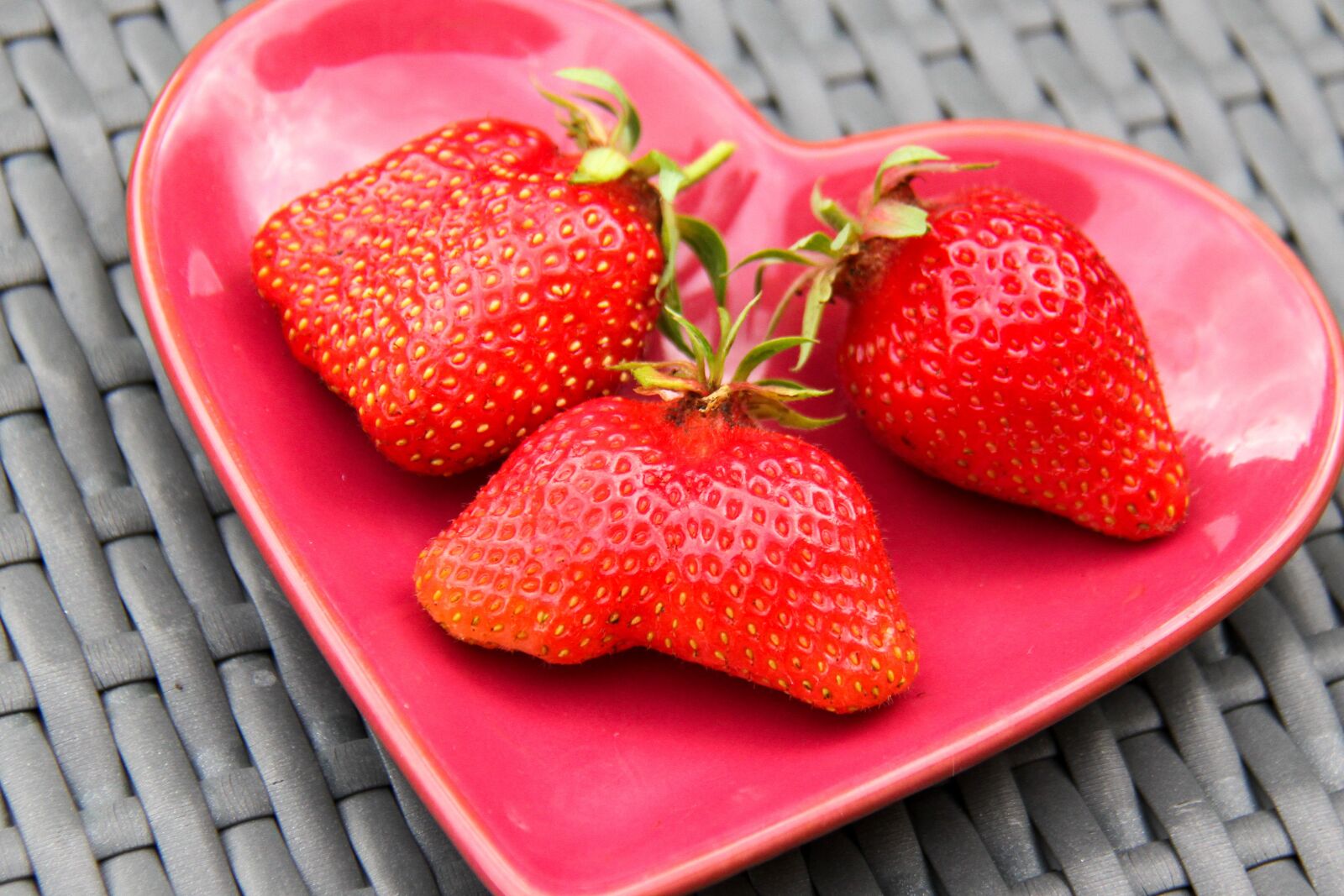 Canon EOS 7D sample photo. Strawberries, garden, nature photography