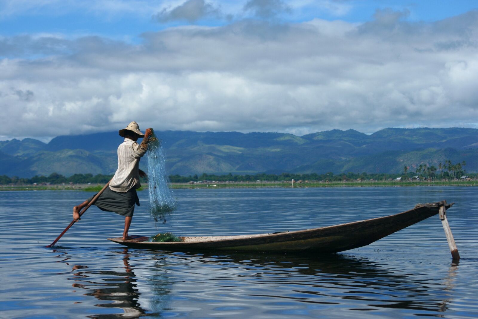 Canon EOS 400D (EOS Digital Rebel XTi / EOS Kiss Digital X) sample photo. Myanmar, inle, the fisherman photography