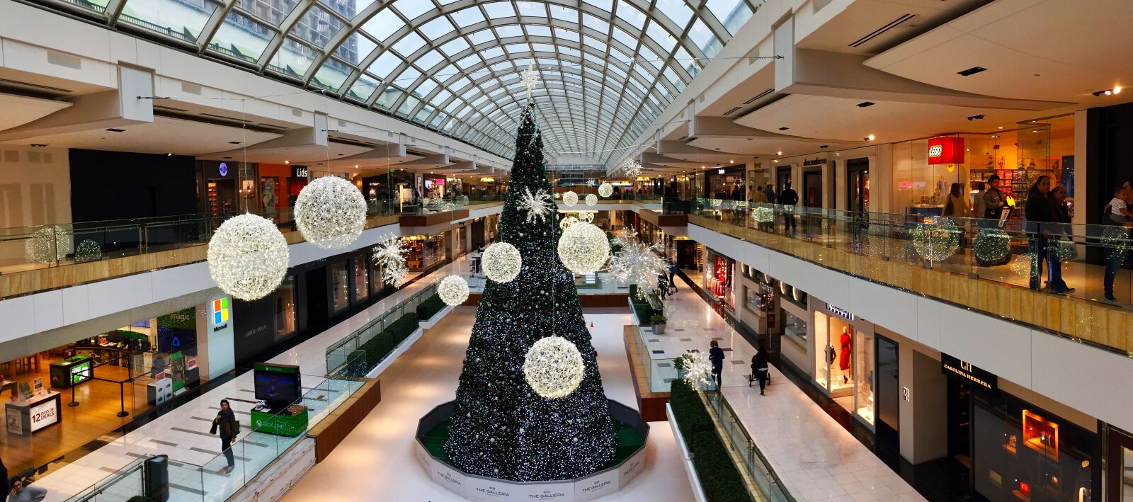 iPhone 6 Plus back camera 4.15mm f/2.2 sample photo. Christmas tree, christmas lights photography