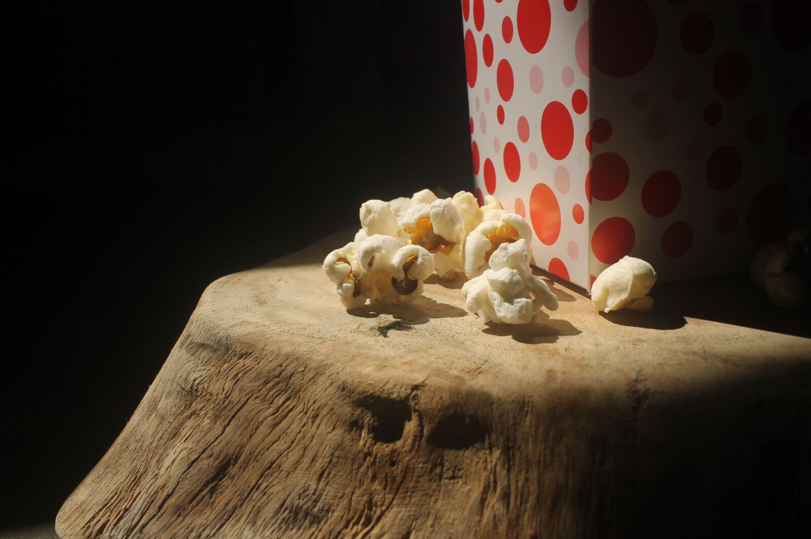 Canon EOS 1100D (EOS Rebel T3 / EOS Kiss X50) sample photo. Popcorn, red dot box photography
