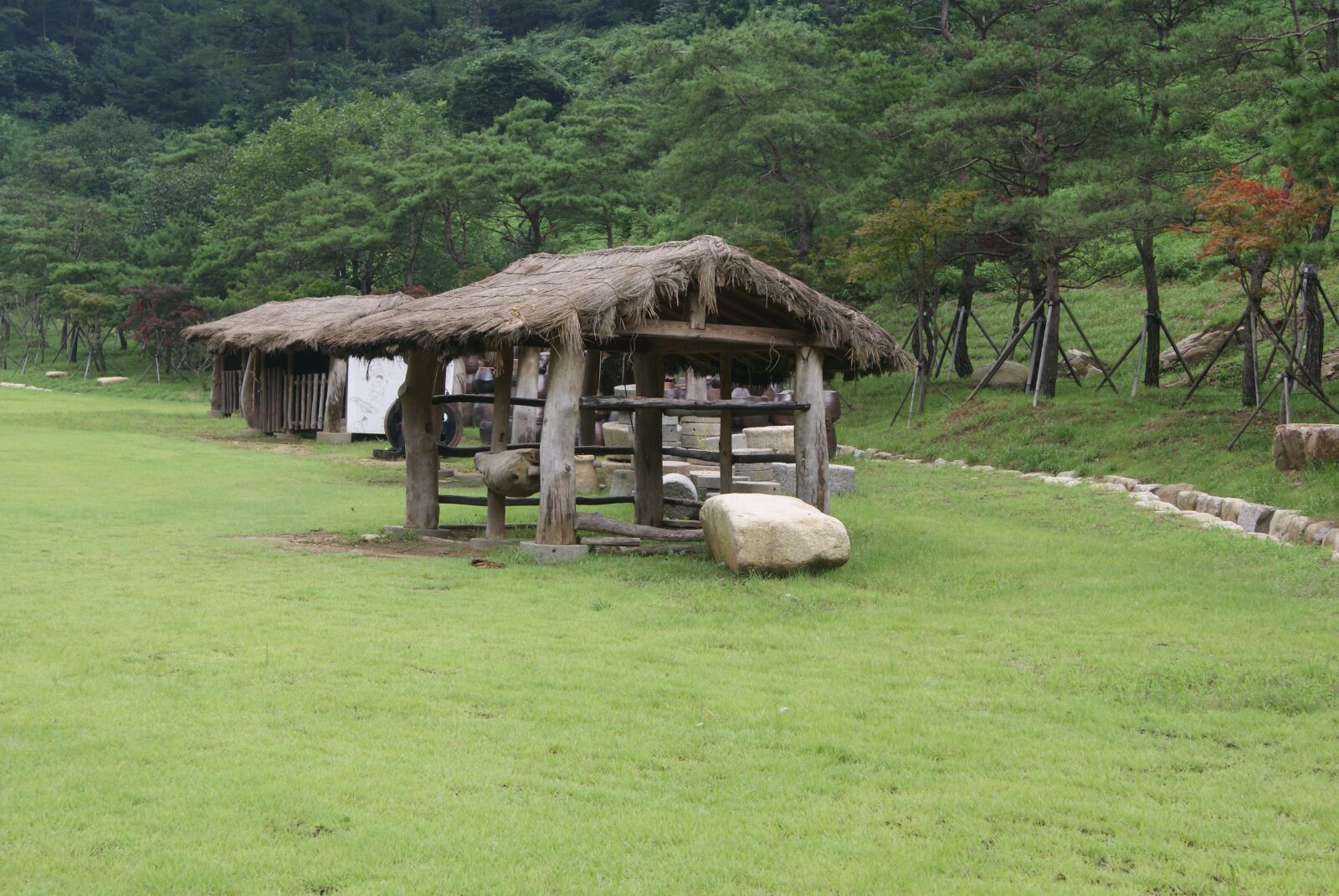 Sony Alpha DSLR-A230 sample photo. Soma district, hut, thatch photography