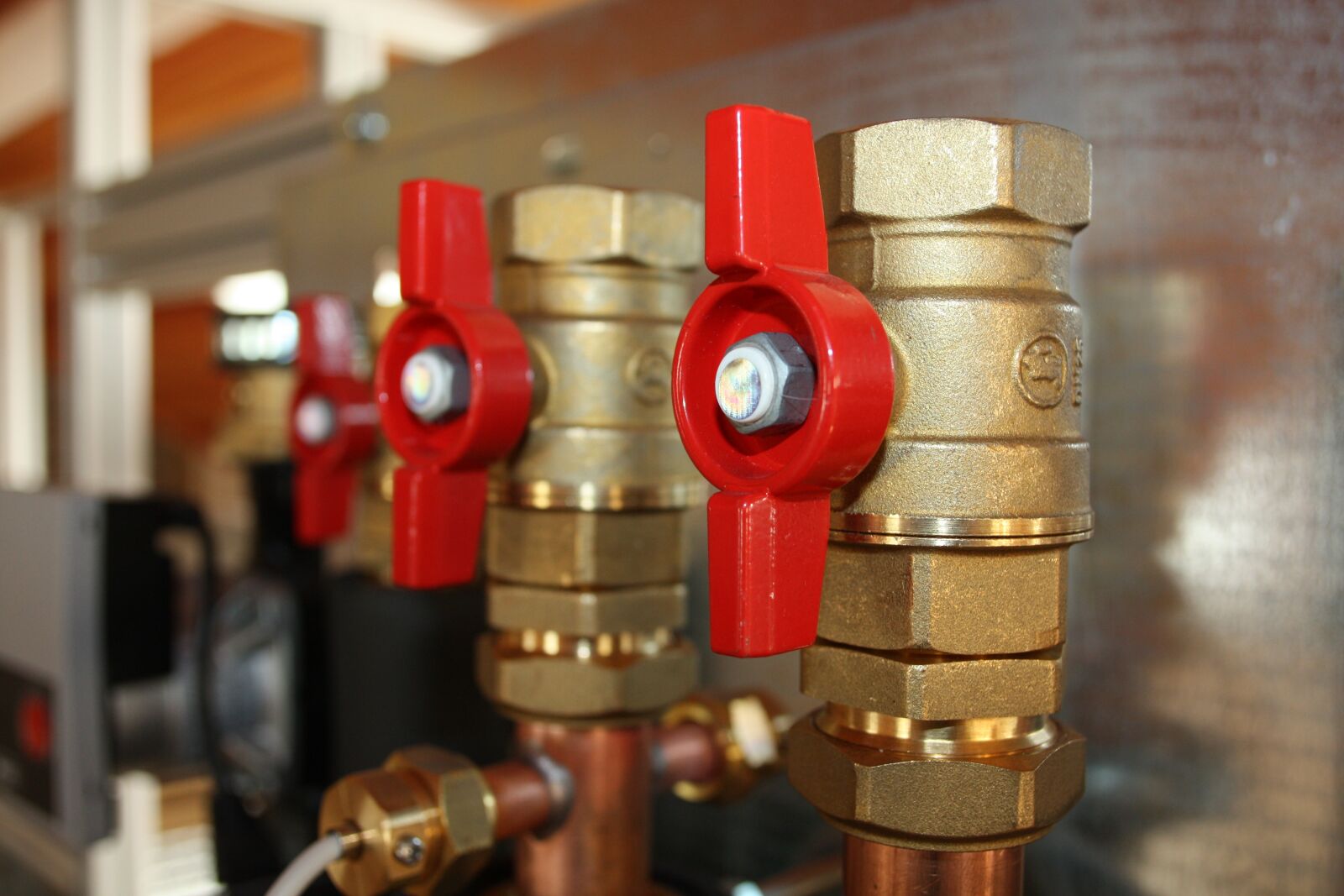 Canon EOS 450D (EOS Rebel XSi / EOS Kiss X2) sample photo. Valve, brass, heating photography