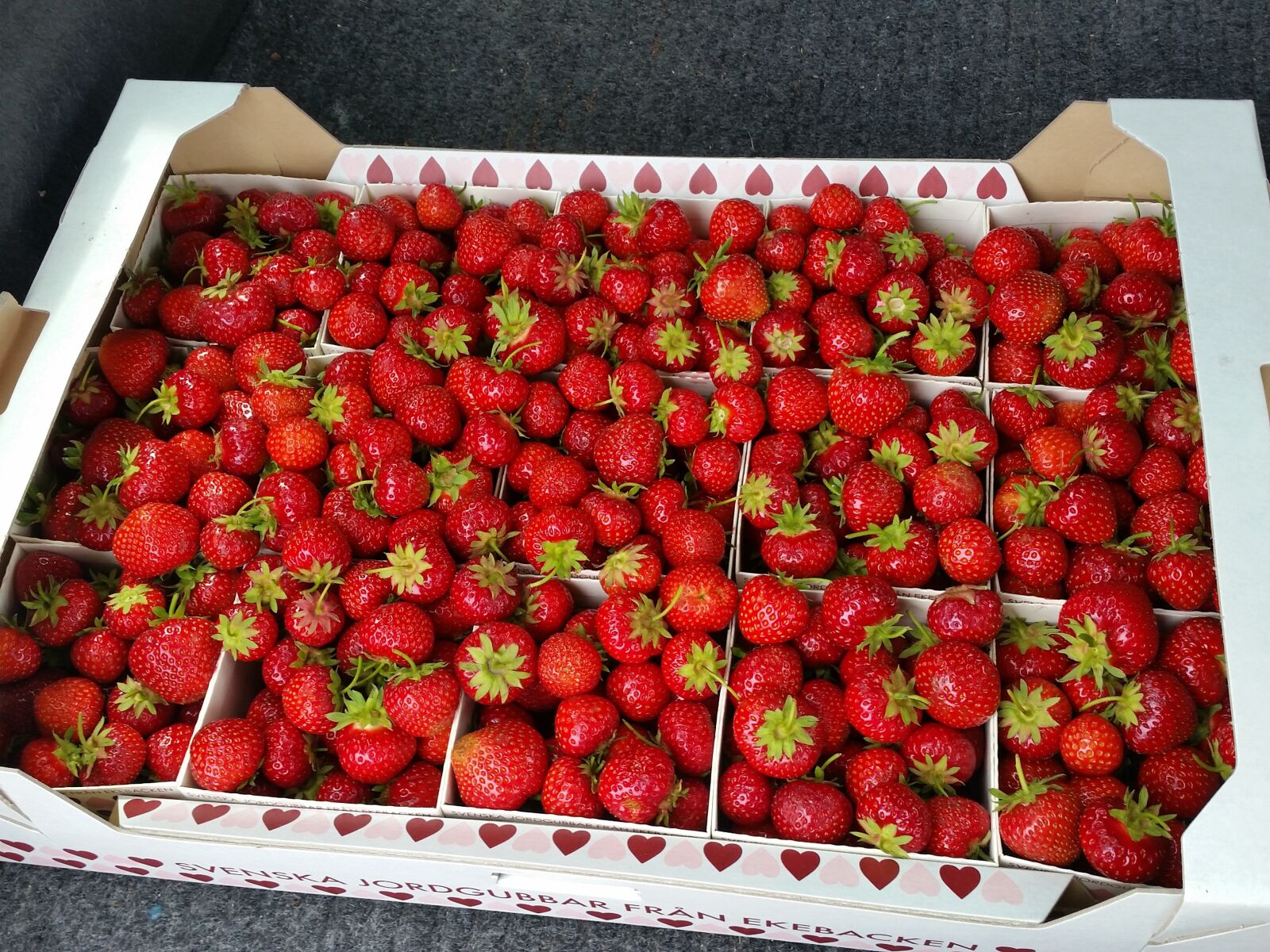 Samsung Galaxy S5 sample photo. Strawberries, box, carton photography