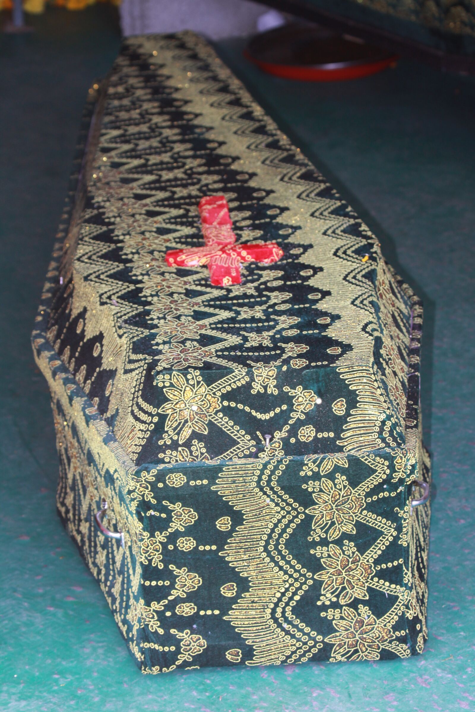 Canon EOS 50D sample photo. Coffin, funeral, death photography