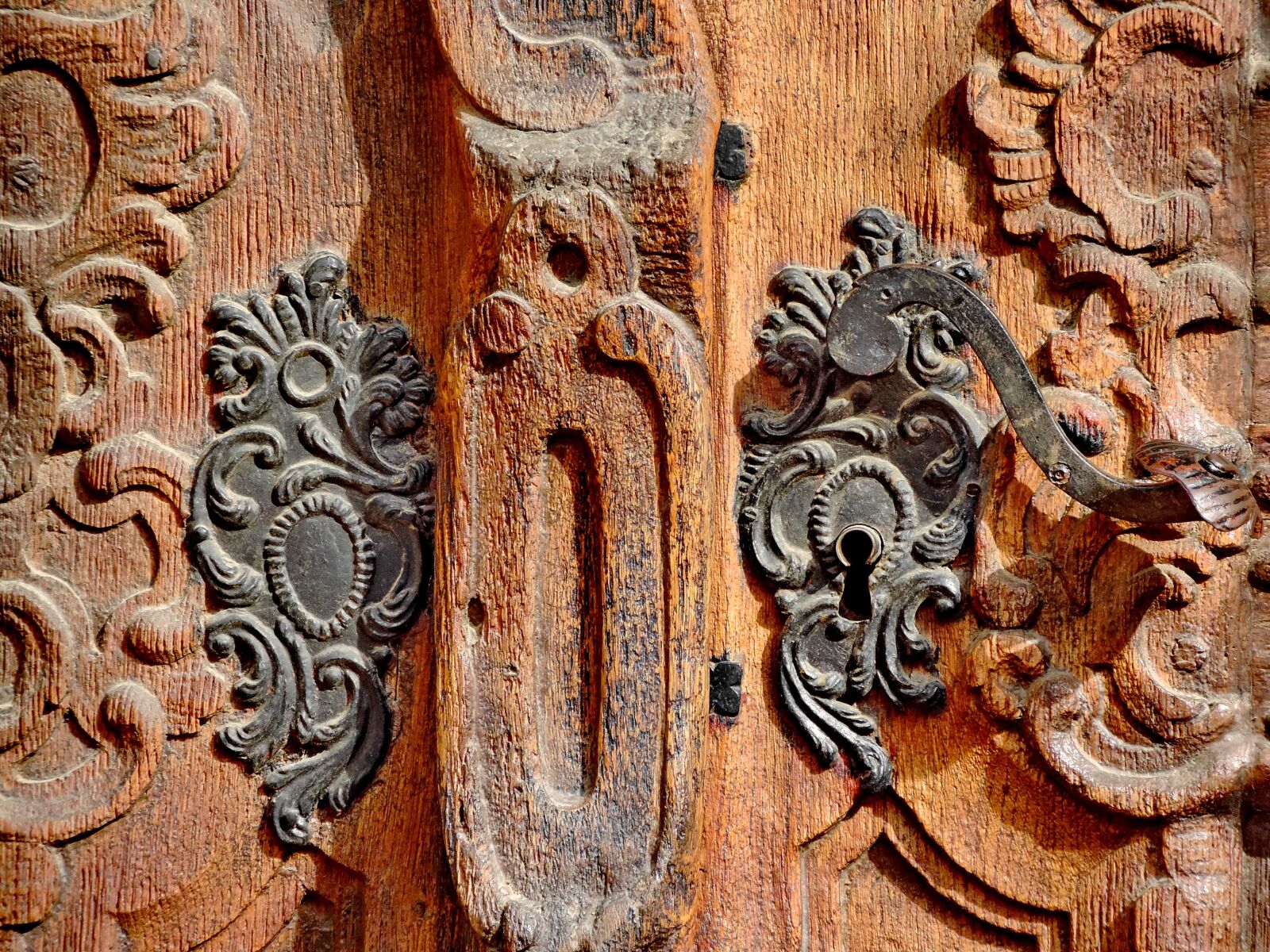 Nikon Coolpix P520 sample photo. Carving, cast iron, front photography