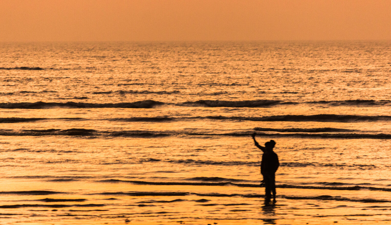 Canon EOS 600D (Rebel EOS T3i / EOS Kiss X5) sample photo. Man, standing, on, beach photography
