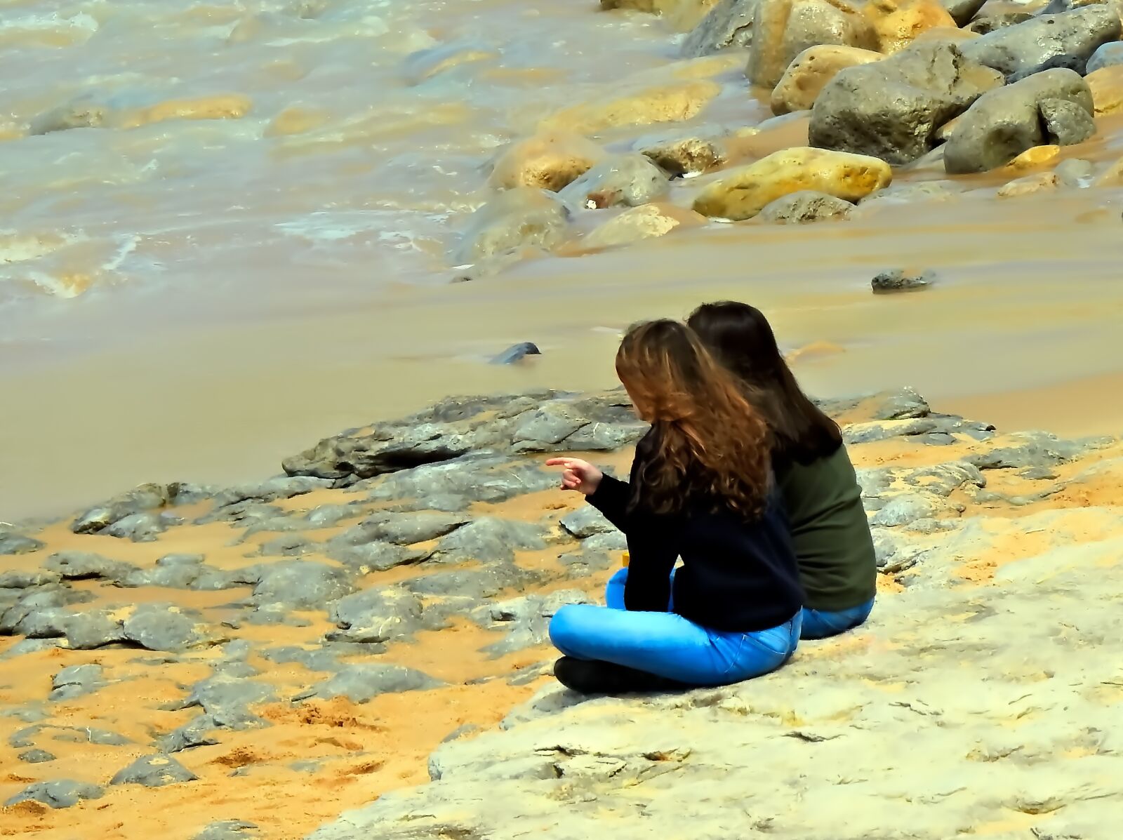 Nikon Coolpix P900 sample photo. Girls, talking, people photography