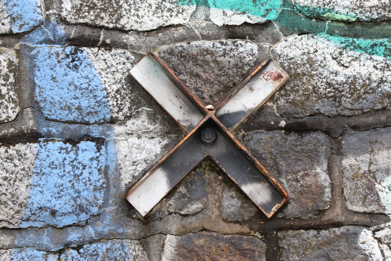 Canon EOS 650D (EOS Rebel T4i / EOS Kiss X6i) sample photo. Cross, wall, nature photography