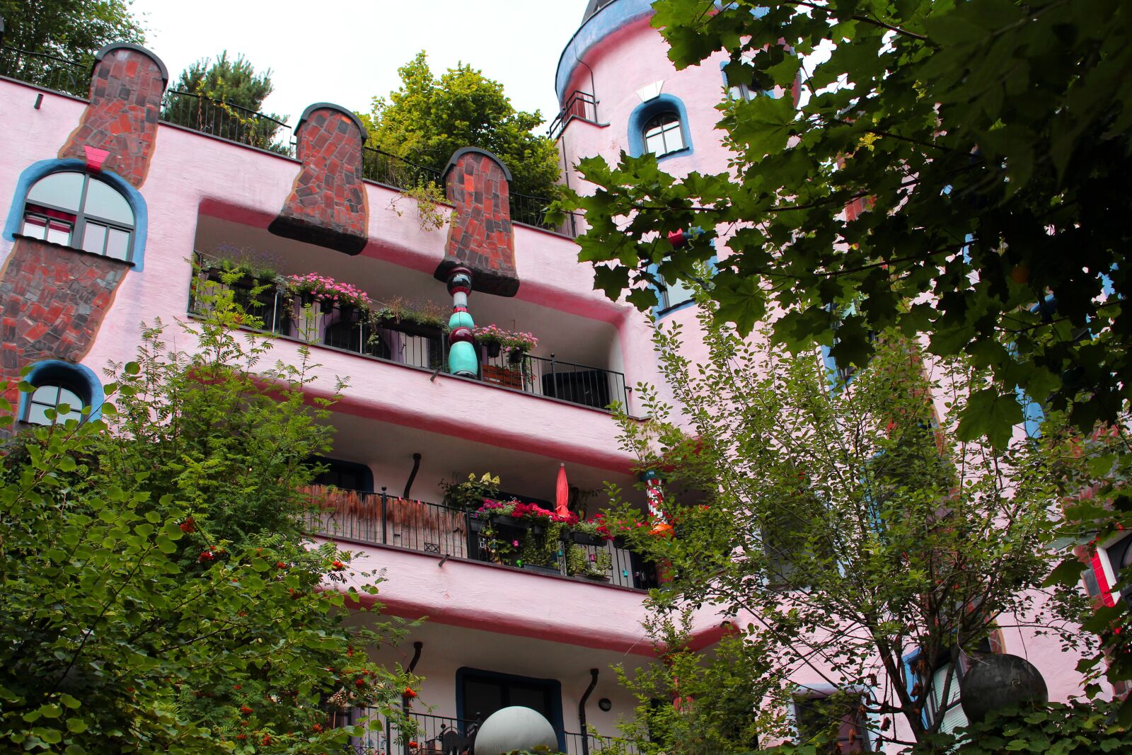 Canon EOS 700D (EOS Rebel T5i / EOS Kiss X7i) sample photo. Hundertwasser house, magdeburg, hundertwasser photography