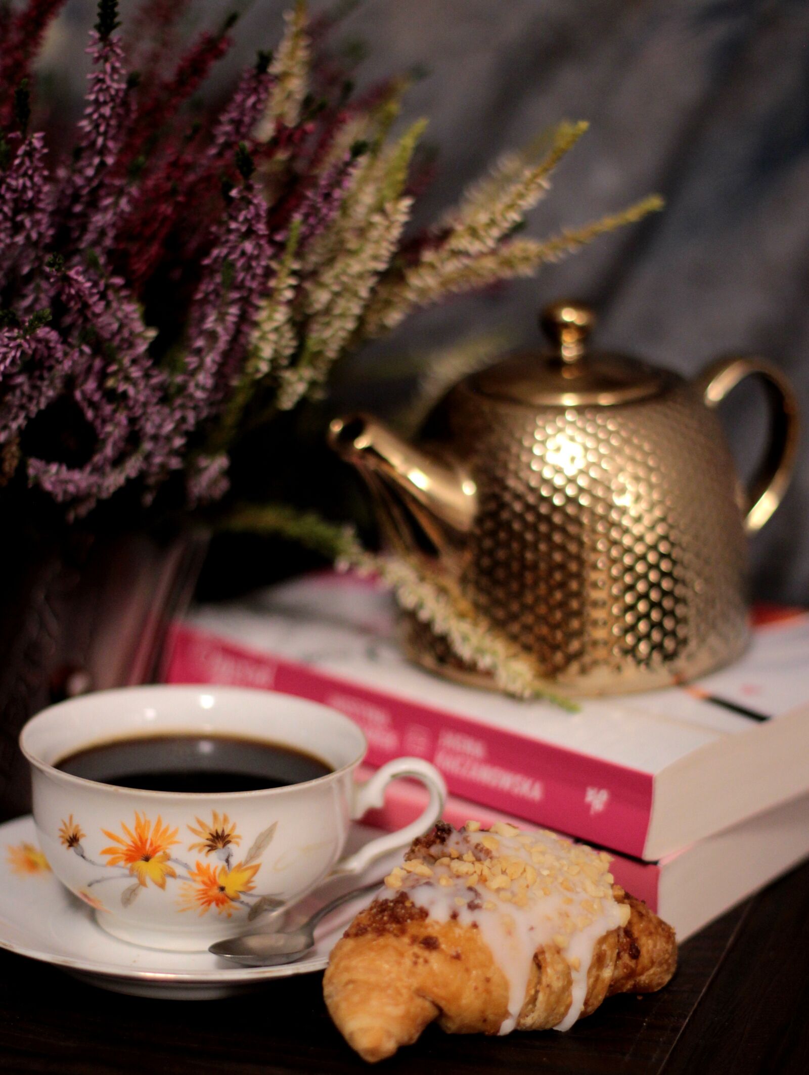 Canon EOS 700D (EOS Rebel T5i / EOS Kiss X7i) + Canon EF 50mm F1.4 USM sample photo. Coffee, porcelain, jug photography