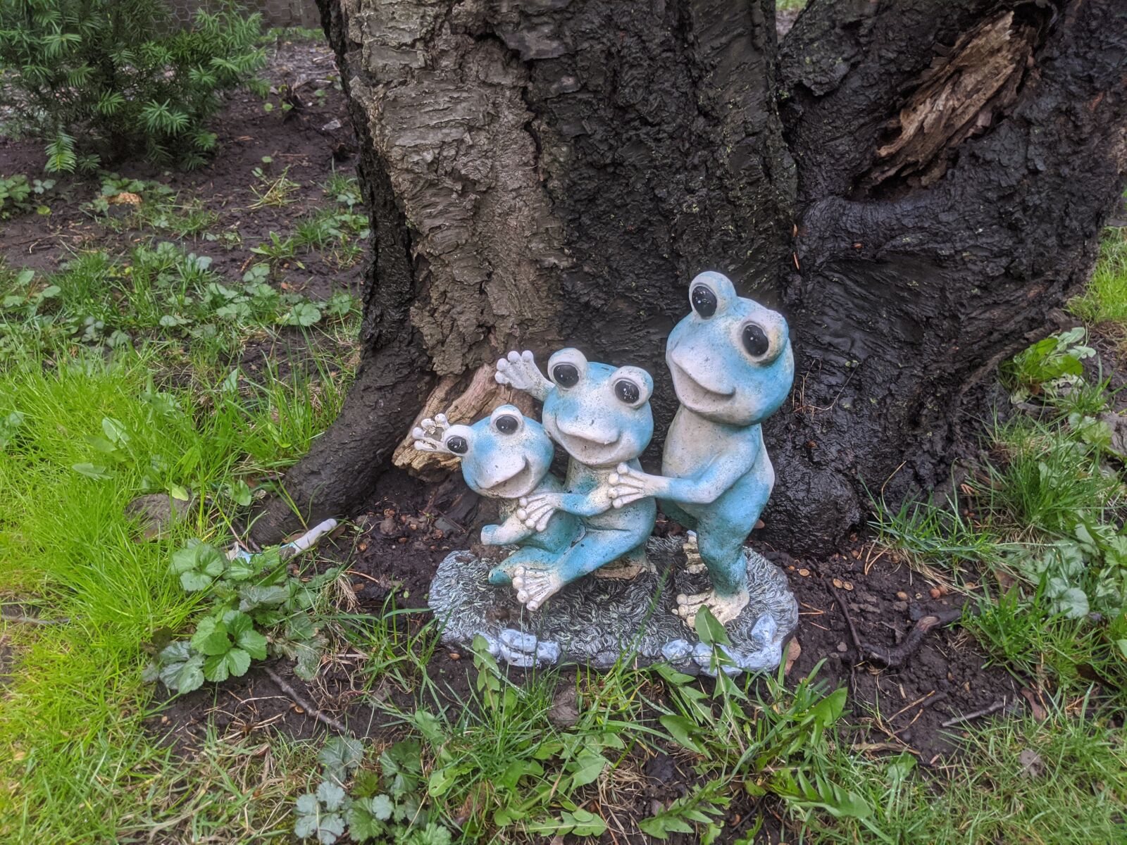 Google Pixel 3 XL sample photo. Garden, statue, frogs photography