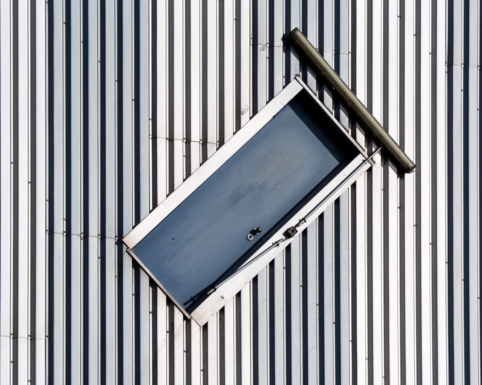 Olympus OM-D E-M10 II sample photo. Facade, building facade, door photography