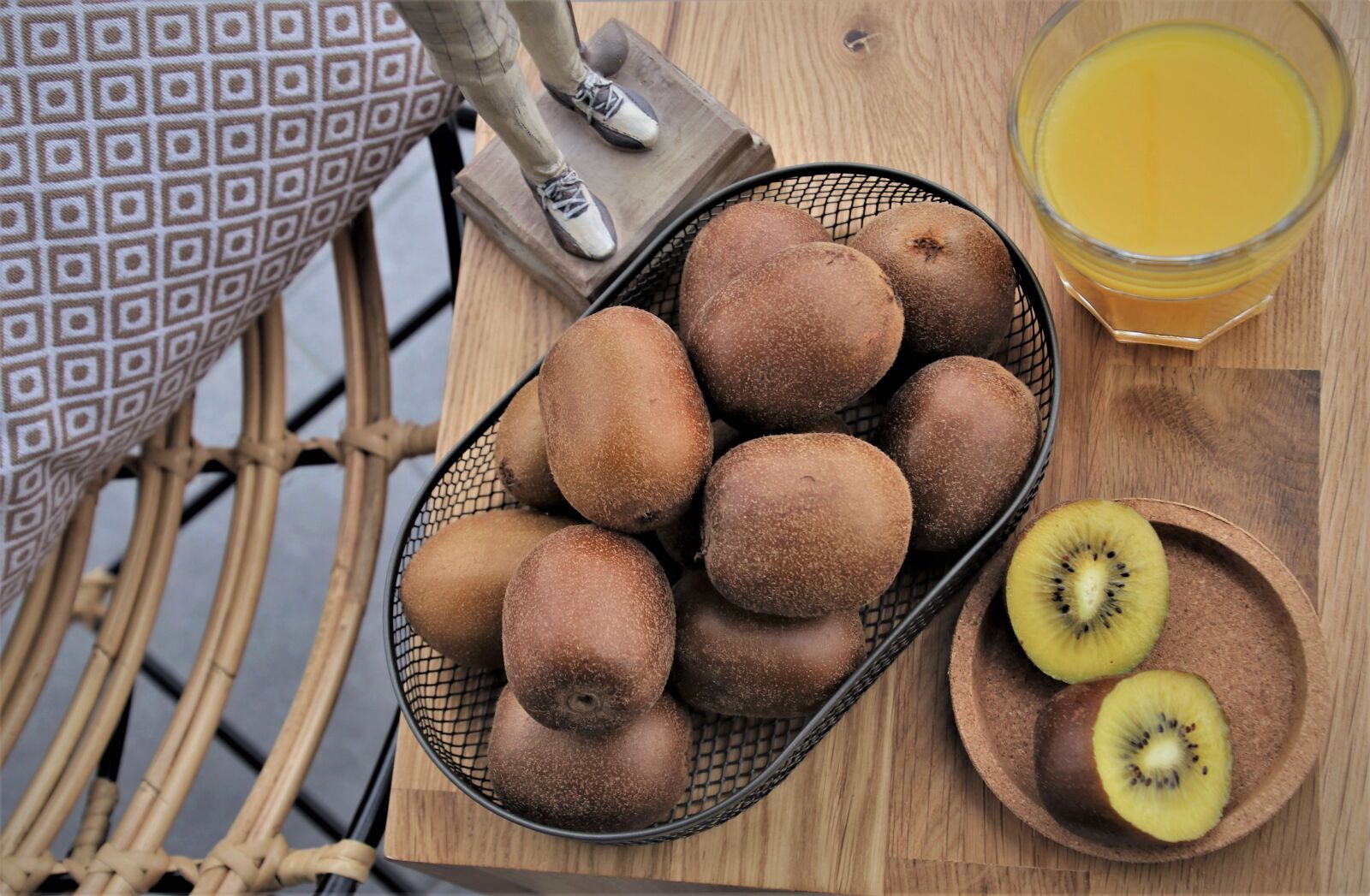 Canon EOS 80D sample photo. Armchair, snacks, breakfast photography