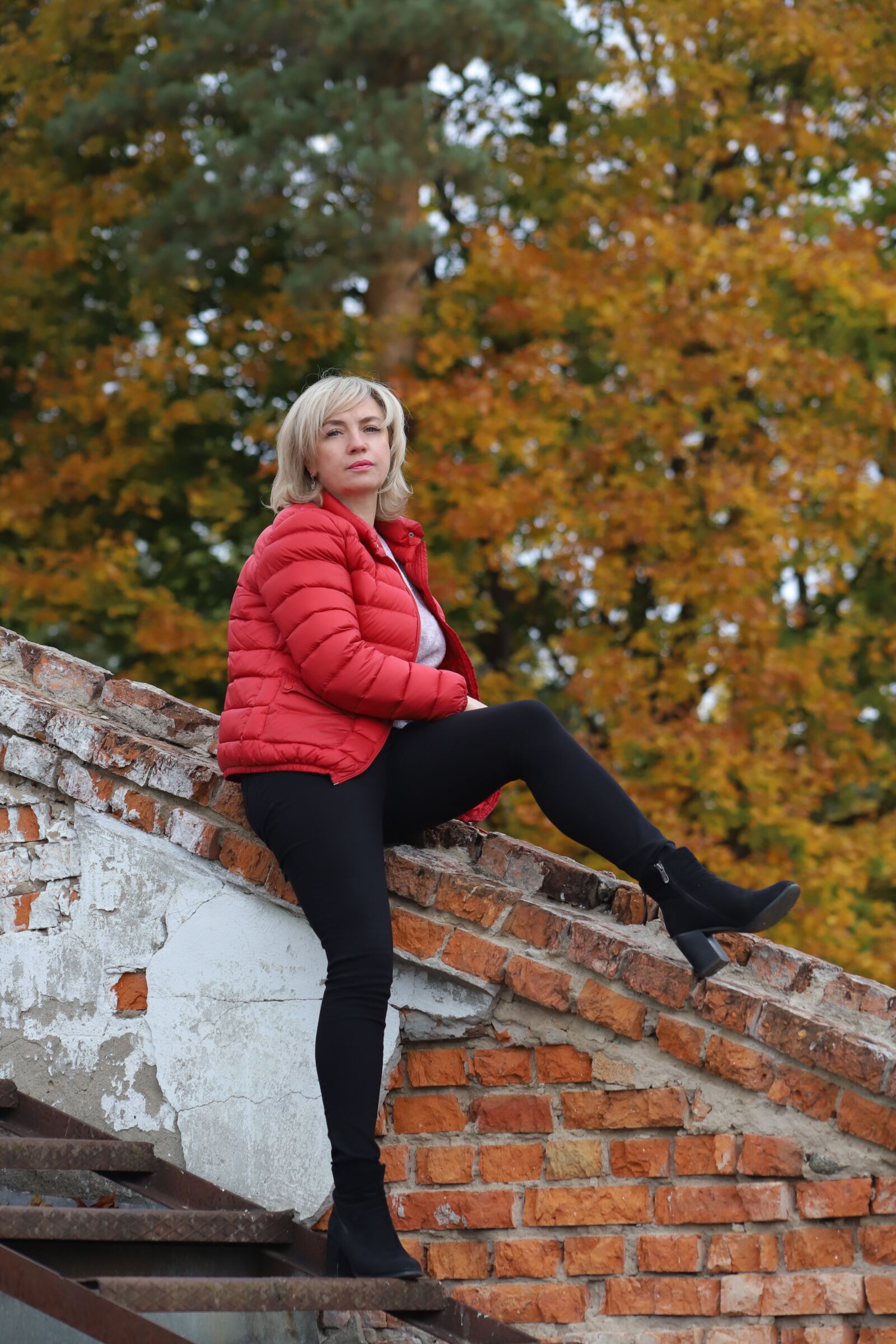 Canon EF 75-300mm f/4-5.6 USM sample photo. Woman, autumn, red photography