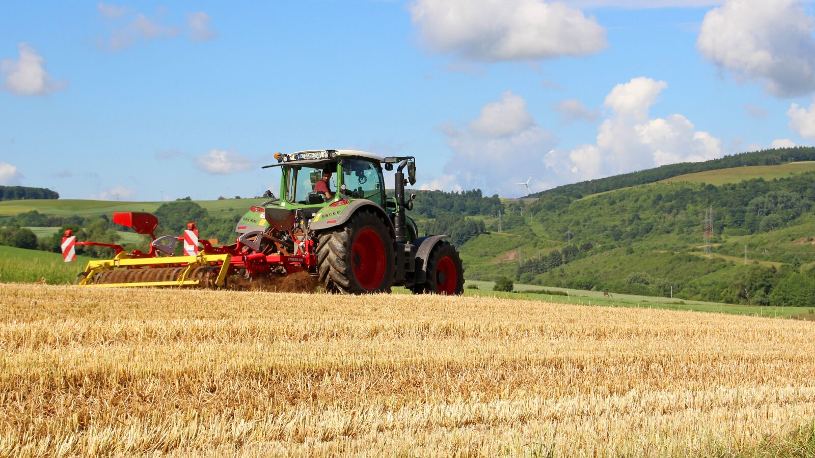 Canon EOS 600D (Rebel EOS T3i / EOS Kiss X5) sample photo. Tractor, agriculture, fieldwork photography