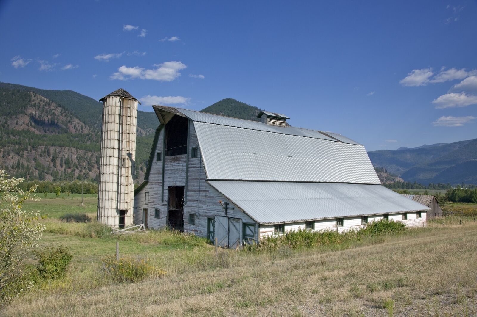 Canon EOS 5D Mark II sample photo. Barn, silo, wood photography