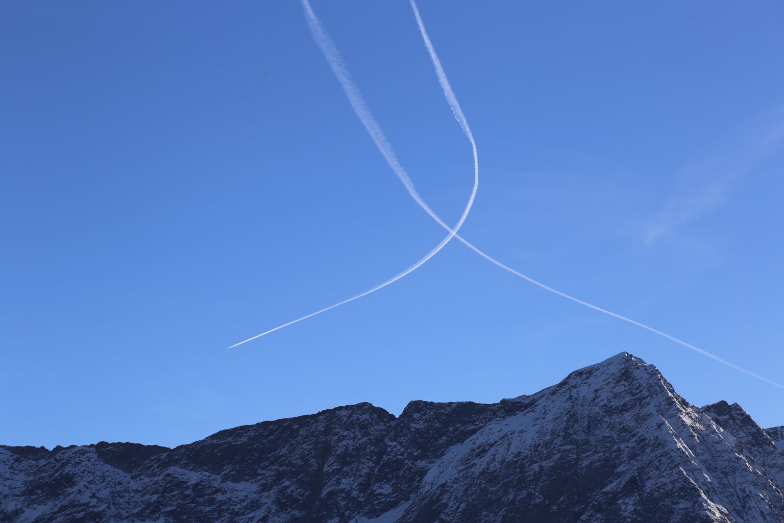 Canon EOS 6D + Canon EF 24-105mm F4L IS USM sample photo. Aircraft, contrail, sky photography