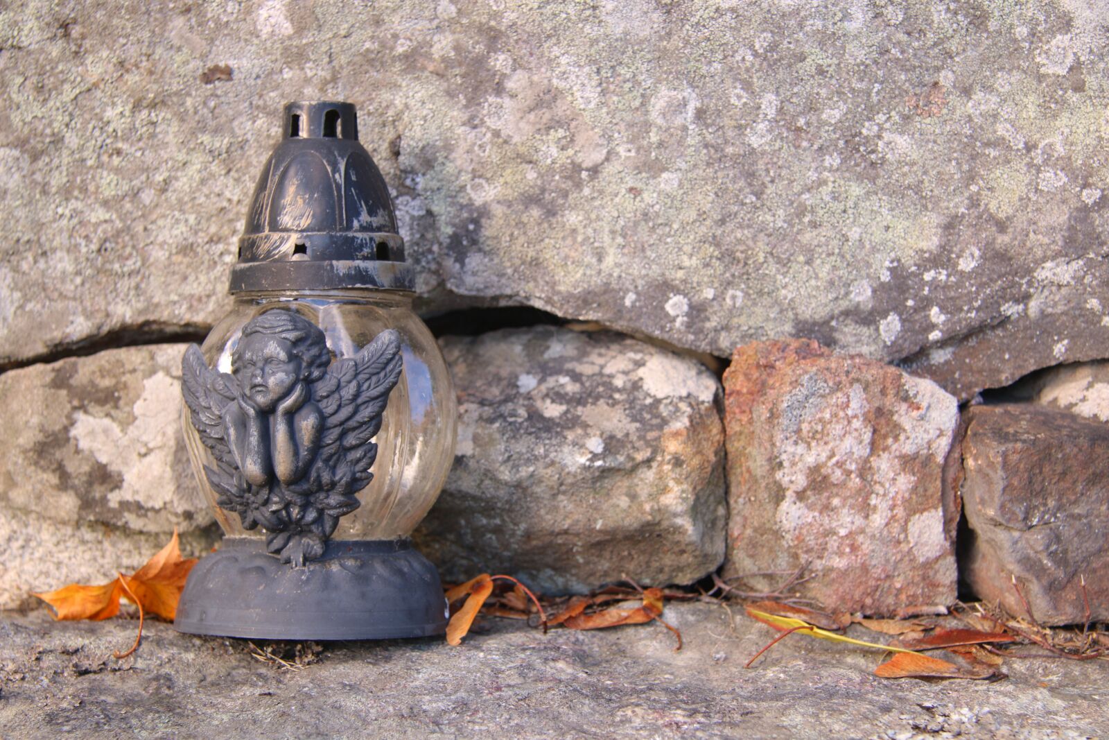 Canon EF-S 17-85mm F4-5.6 IS USM sample photo. Grave, lantern, autumn photography