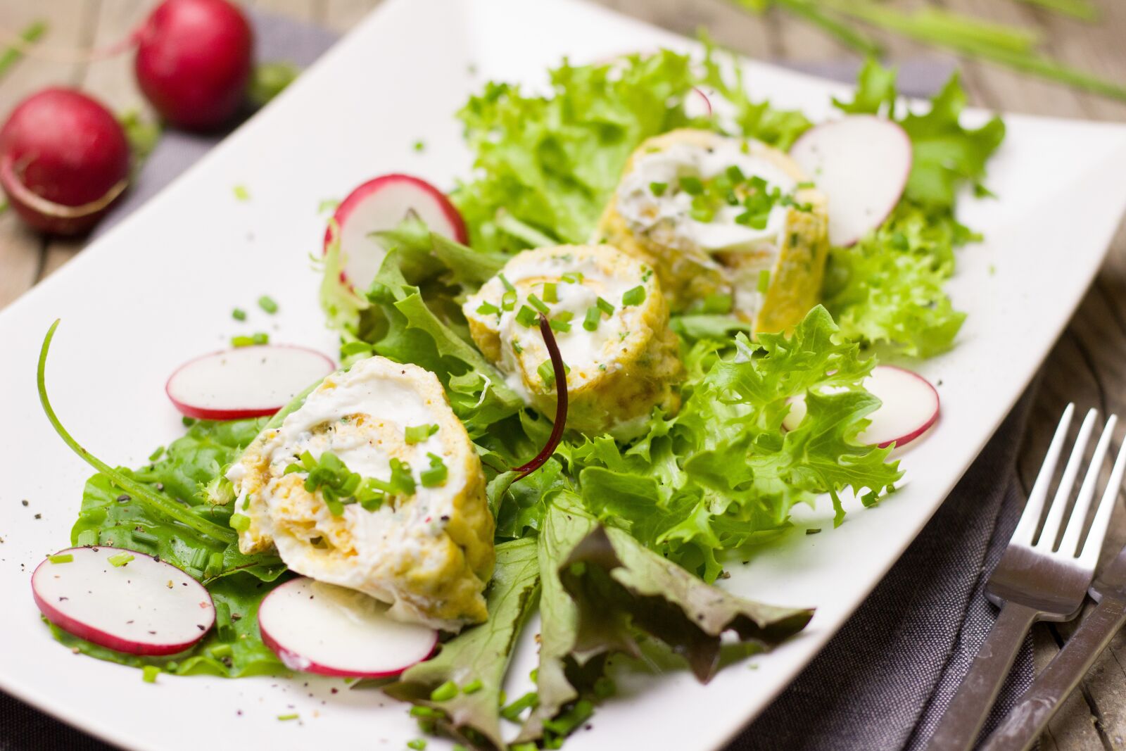 Canon EOS 600D (Rebel EOS T3i / EOS Kiss X5) + Canon EF 50mm F1.8 STM sample photo. Salad, leaf lettuce, radishes photography