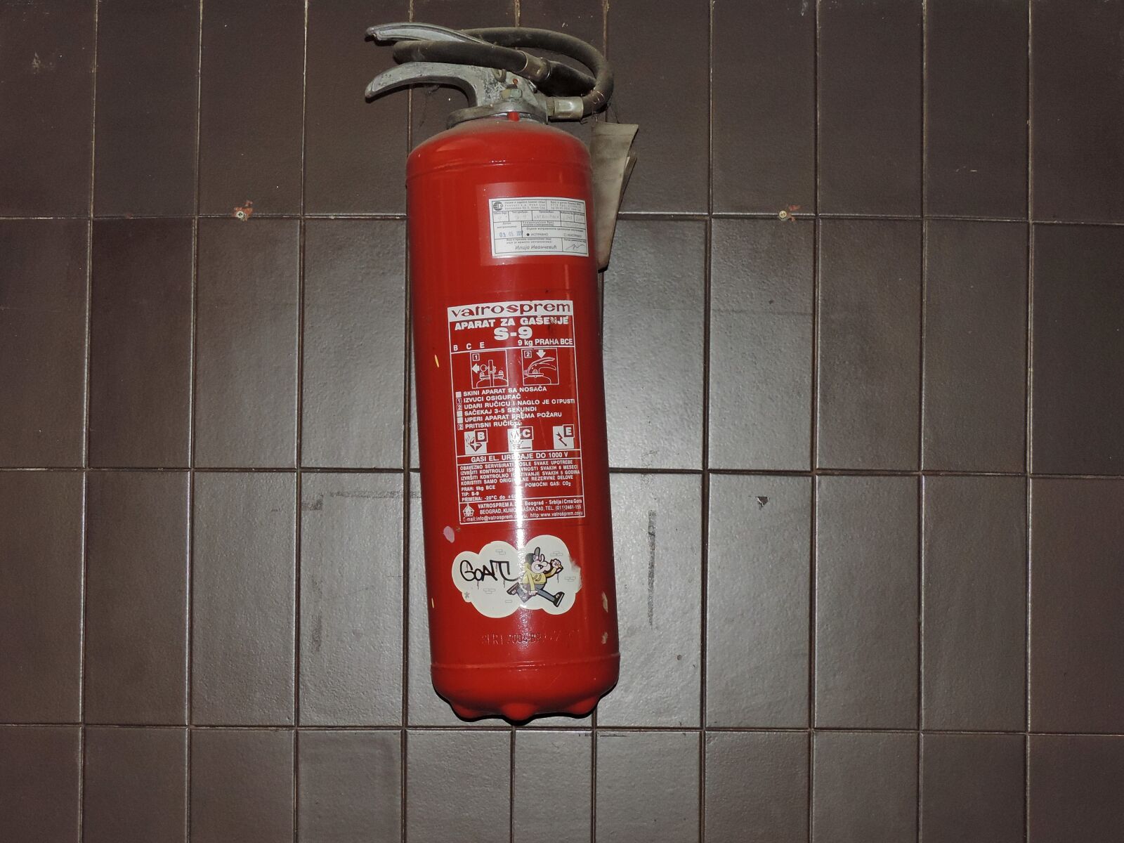 Nikon Coolpix P520 sample photo. Device, fire extinguisher, indoors photography